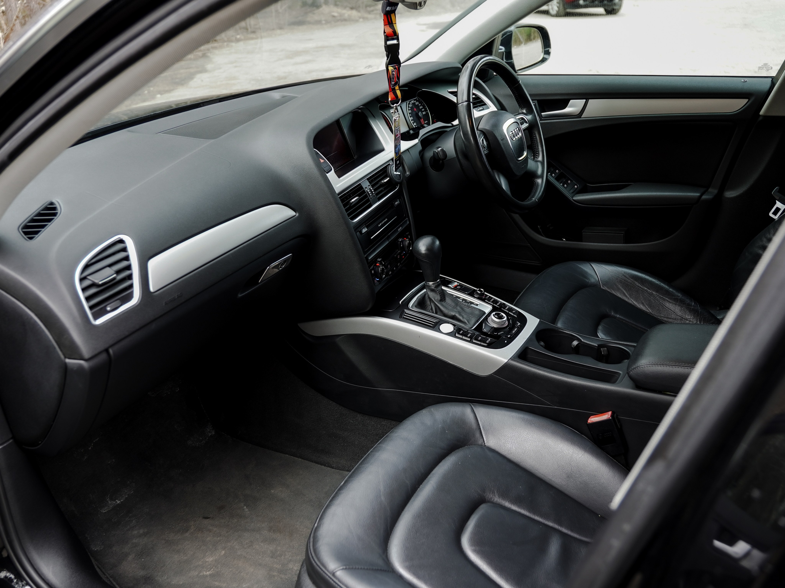 AUDI A4 B8 AVANT. Opasnophoto