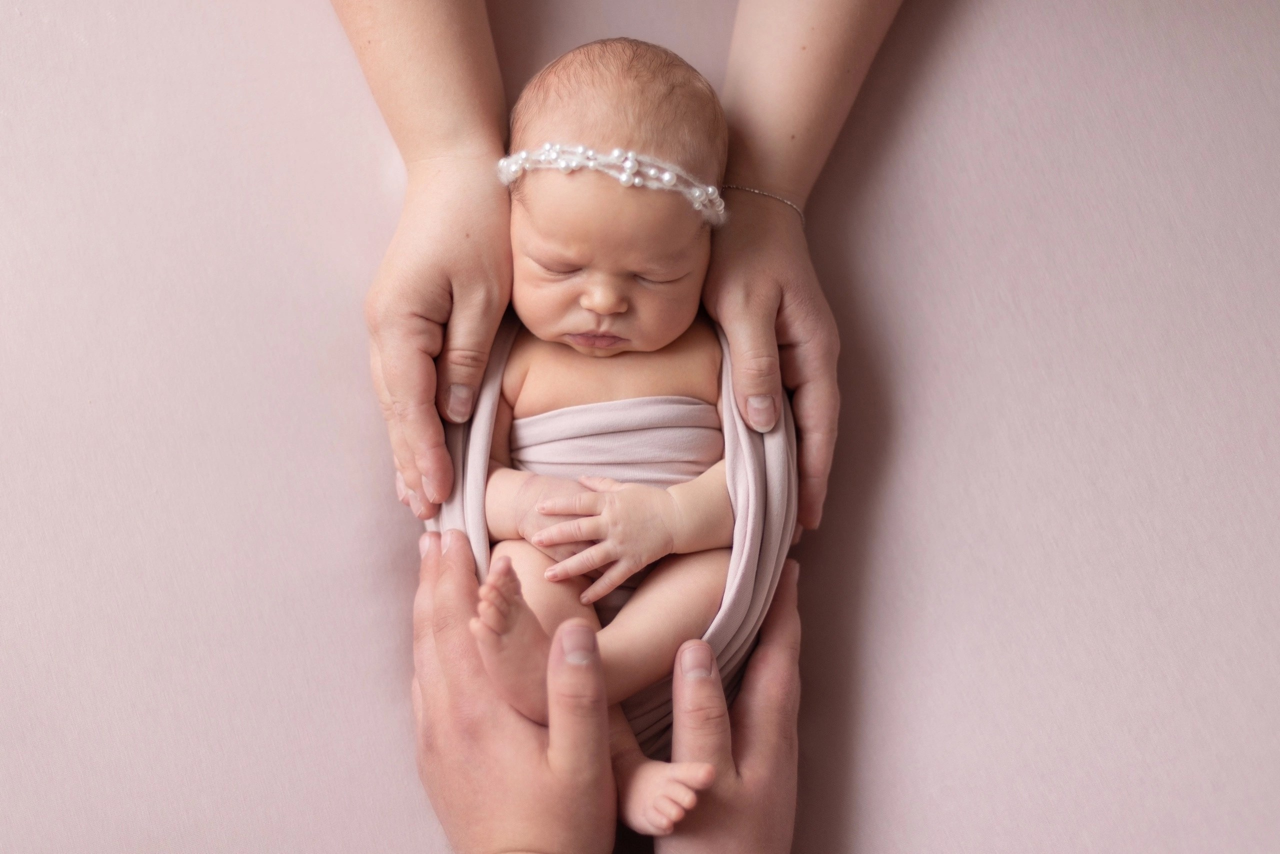 Newborn Мария. Фотостудия для новорожденных и малышей в Твери — На ручки