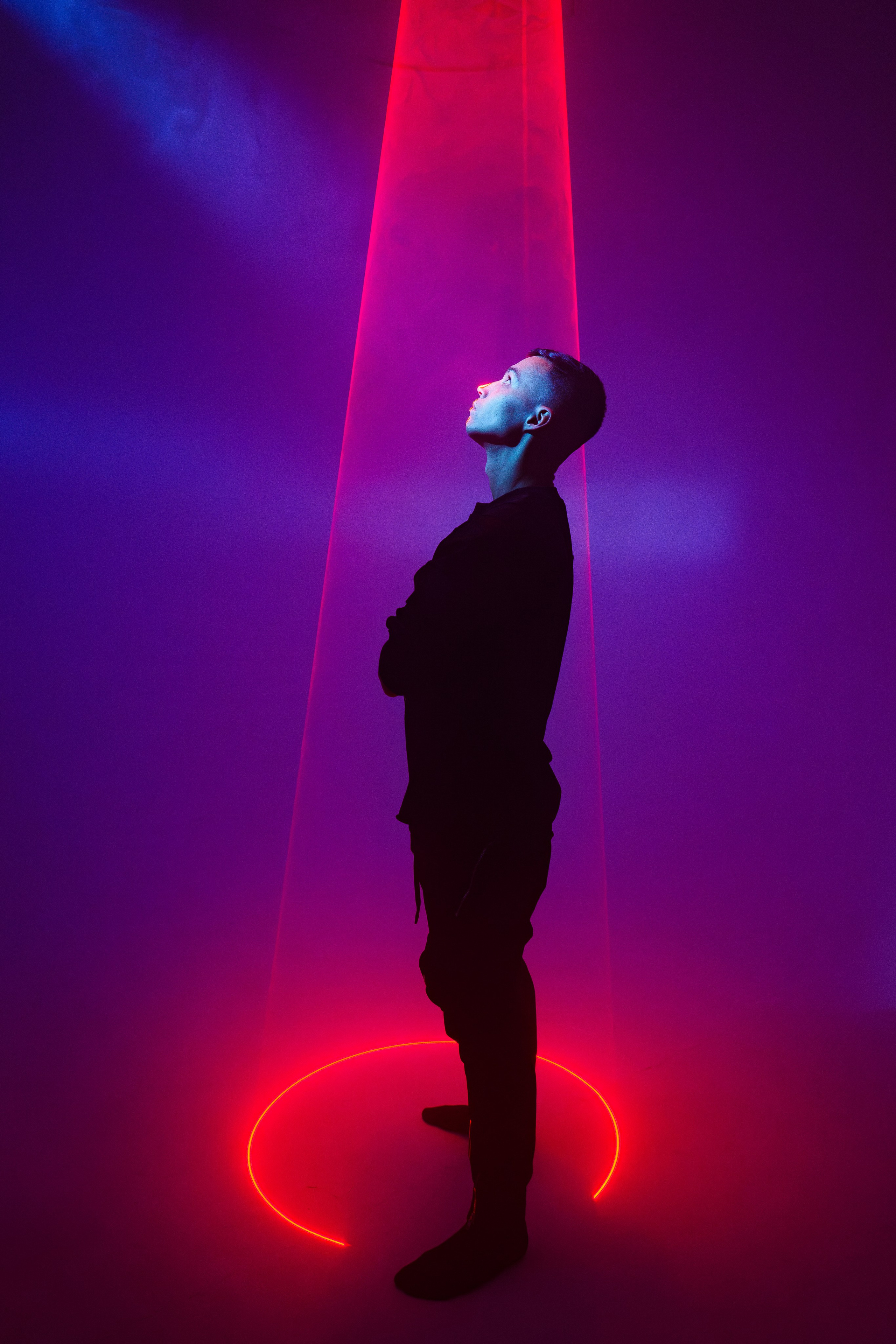 Портрет в студии с красным и синим освещением и густым дымом