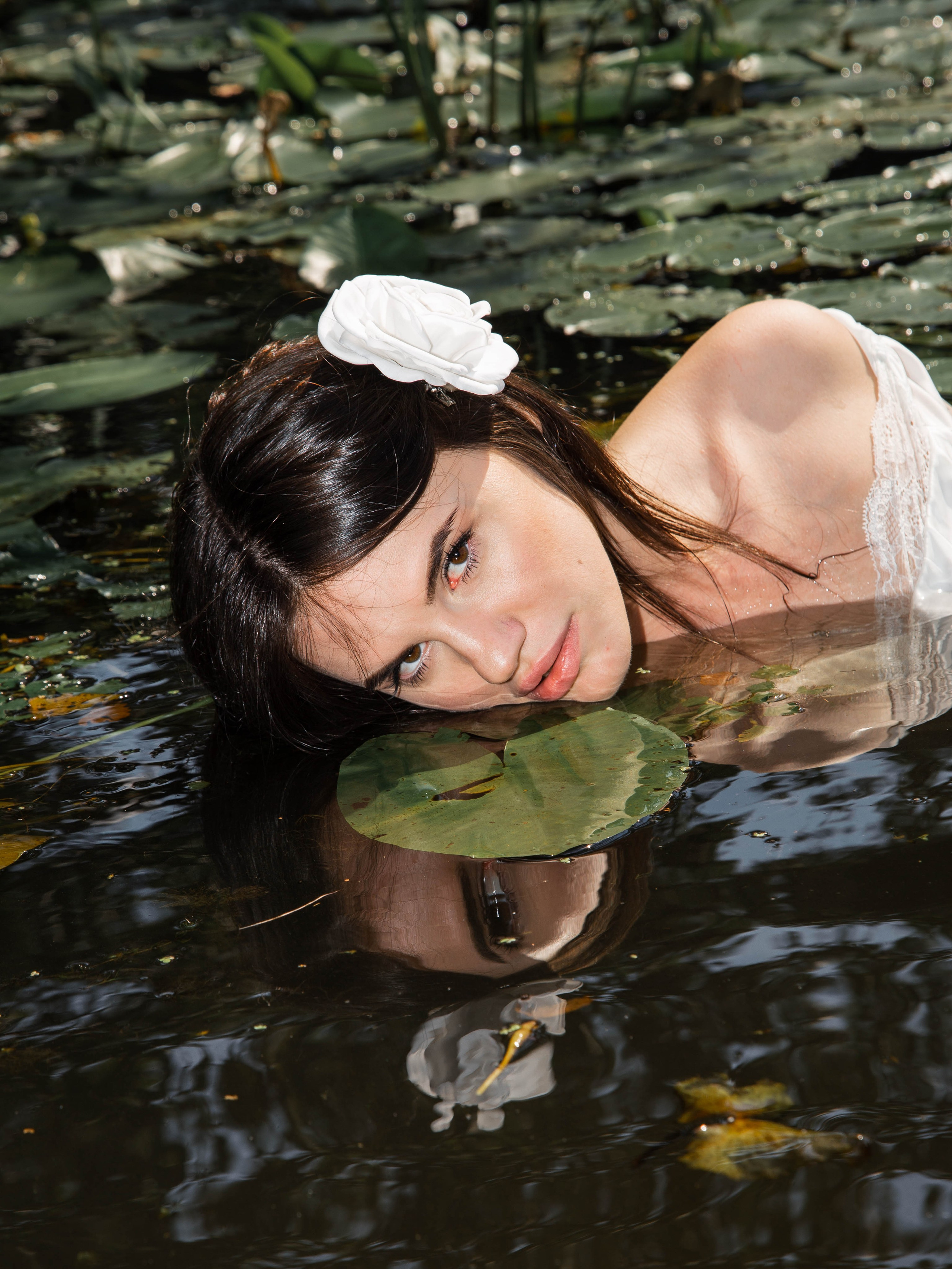 Фотосессия в кувшинках — женский портрет на озере | Анна Татаурова, Москва. Фотограф Анна Татаурова | Авторская фотосъемка в Москве