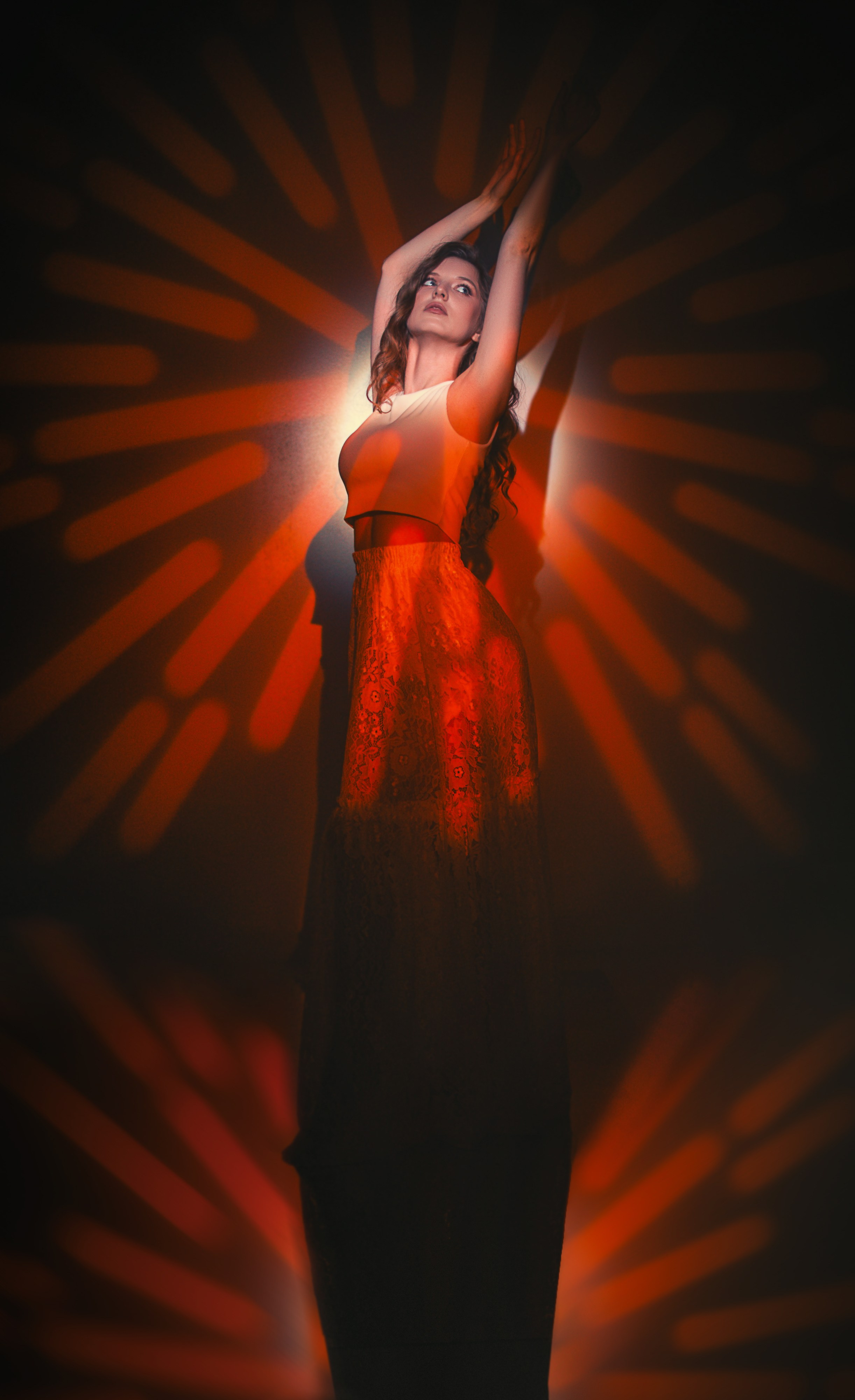 Фотосессия девушки в цветном свете. Выпускные альбомы в Серпухове