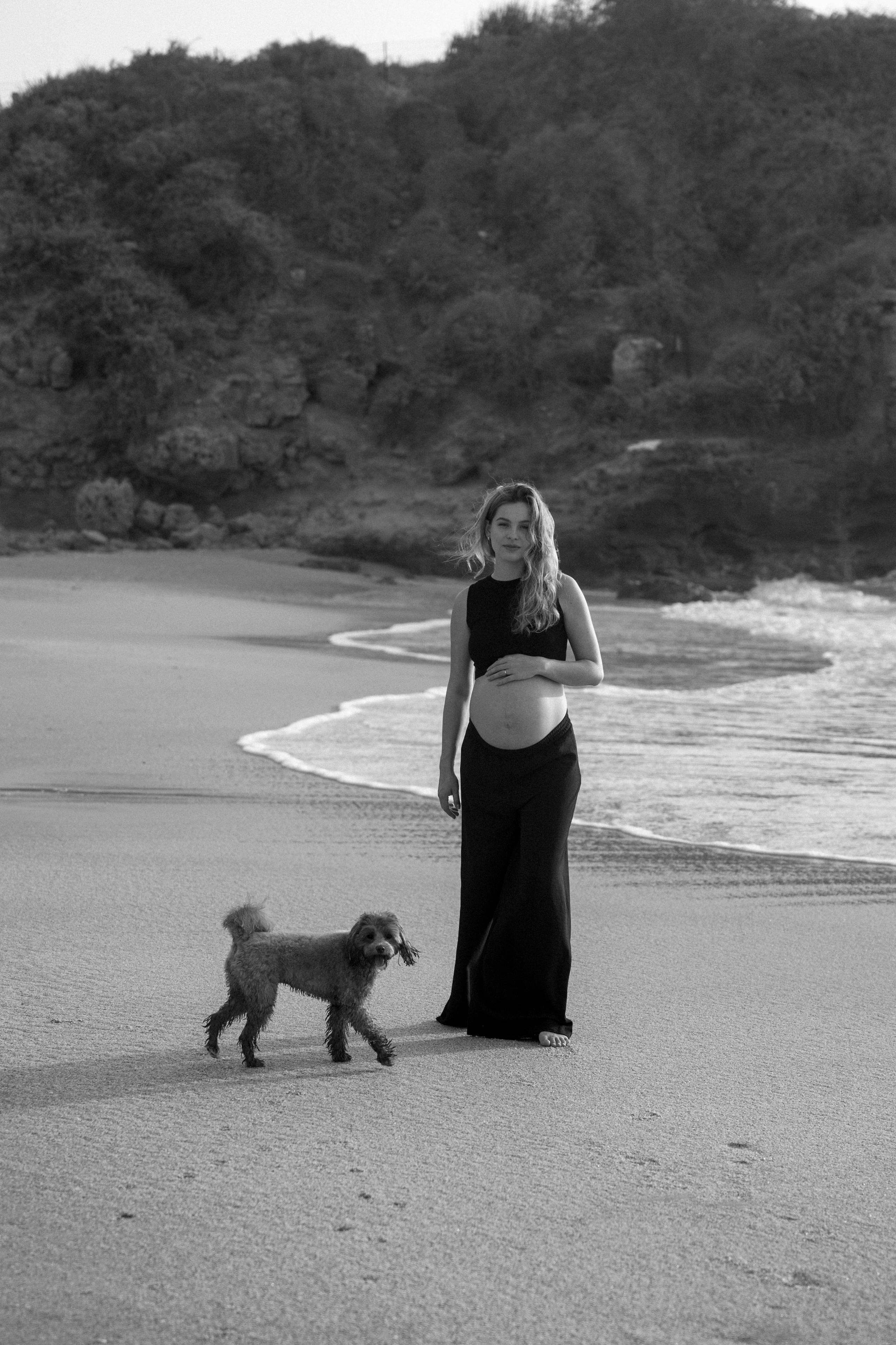 Pregnancy photoshoot near the sea (cloudy weather). Главная