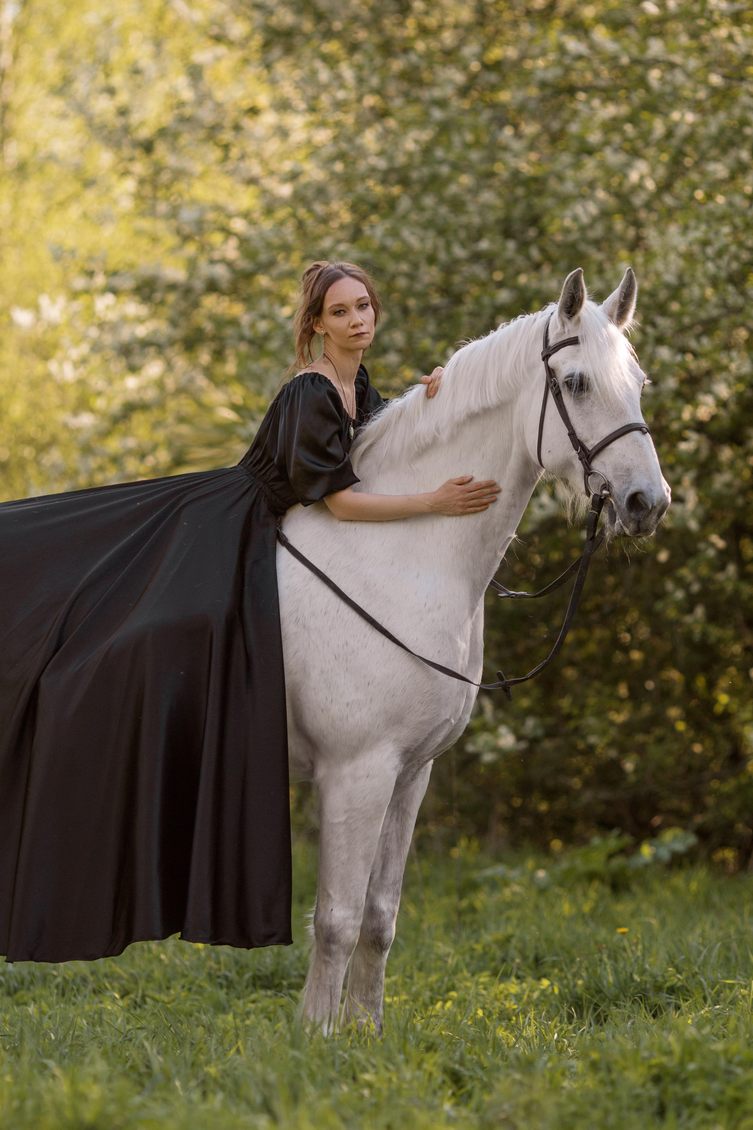 Фотосессия в цветущей черёмухе с лошадью