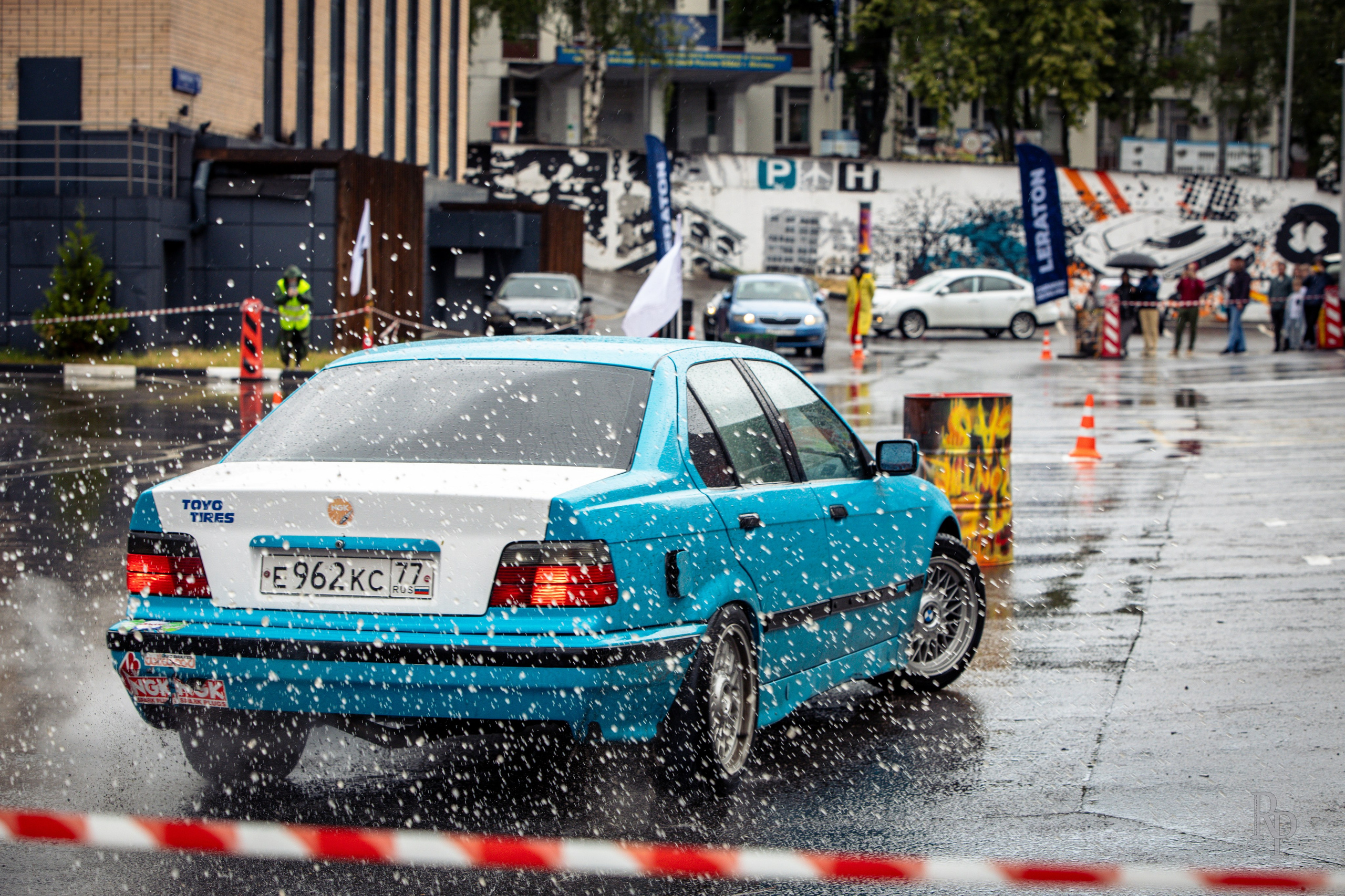 SHOWDOWN. Rusty Photographer