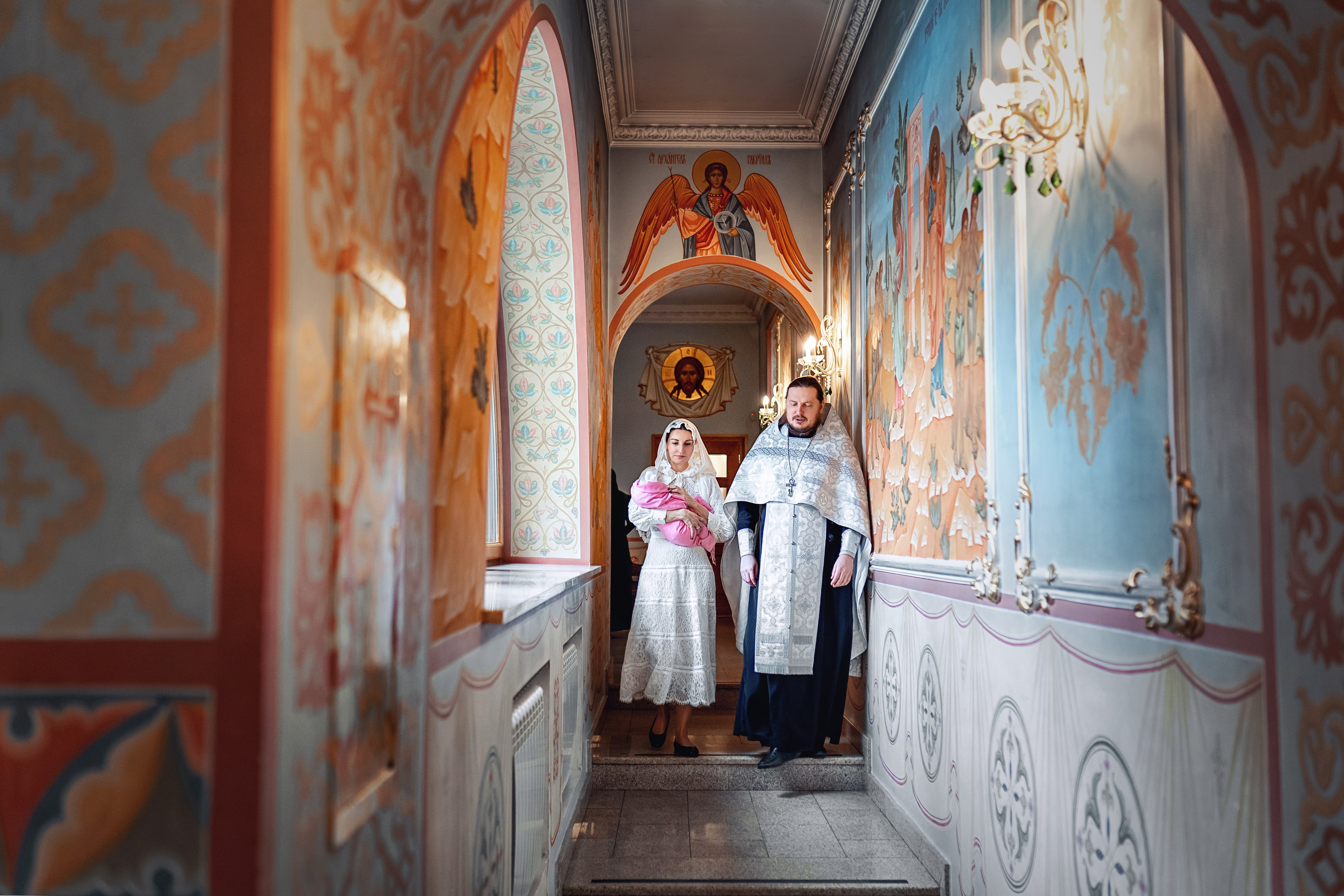 Крещение ребенка в храме Петра и Февронии в Покровском монастыре. Фотограф \ Видеограф на Крещение, Венчание Москва| Семейные съемки