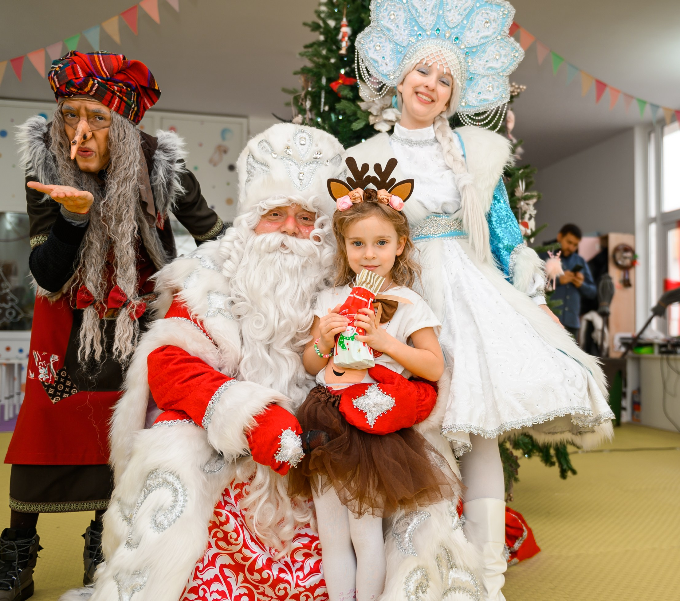 Елка 2025 в детском саду Мишка клуб. Свадебный и семейный фотограф София Невская