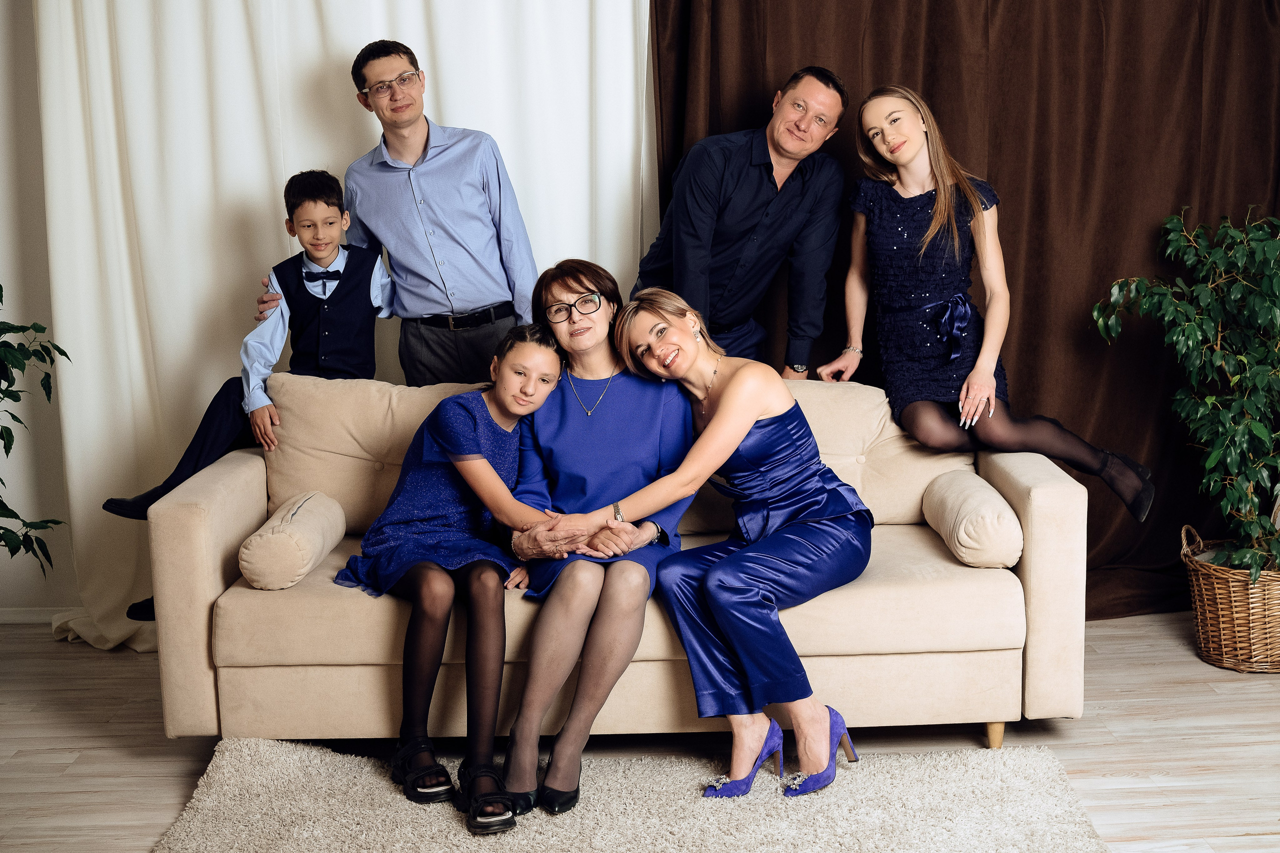 Семейная фотосессия в студии. Фотограф в Чите Анна Камратова. Помогу Вам создать историю, в которой Вы — главный герой!