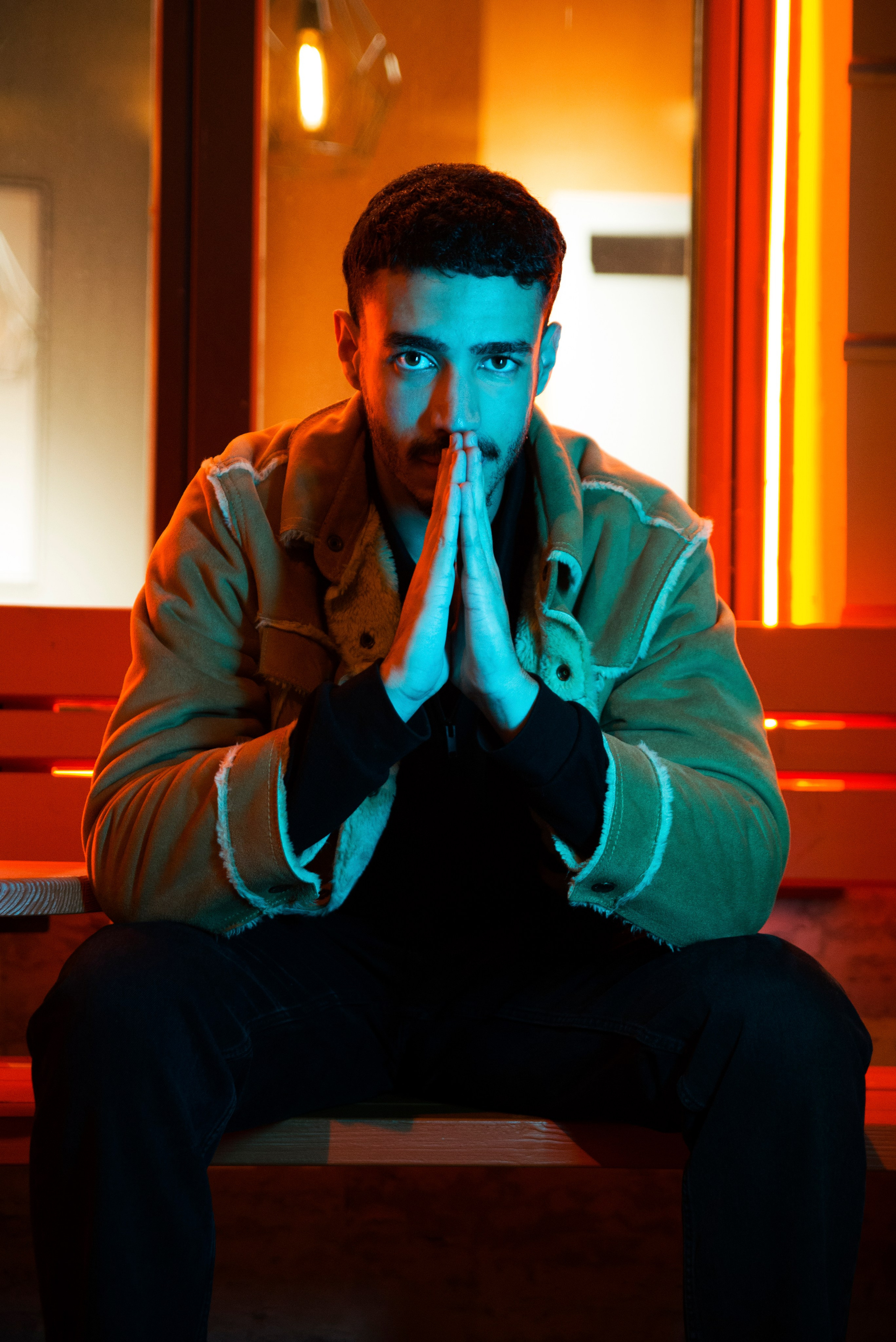 Зинадин. Уличная сессия с цветным светом