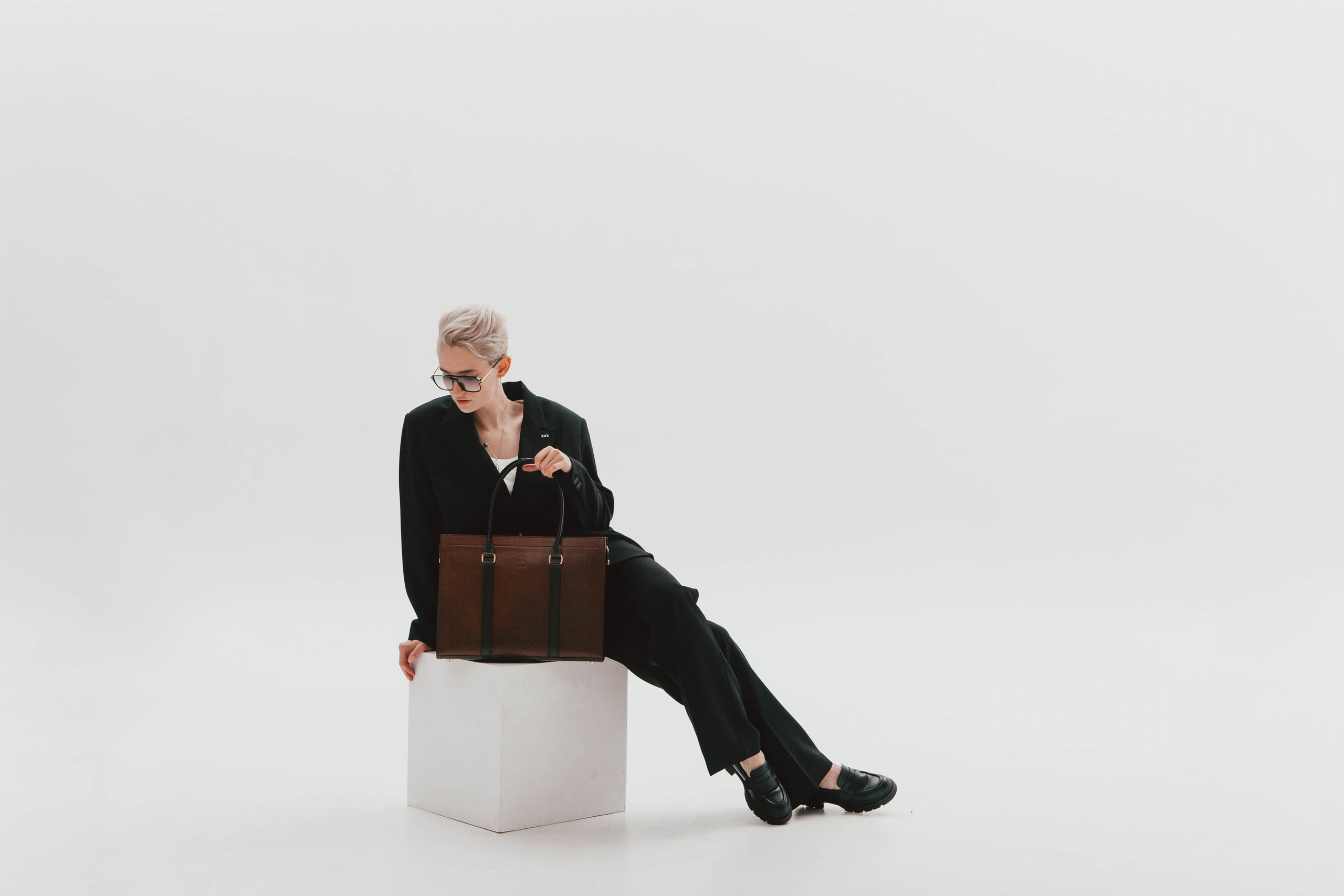 Анна Гречаная и изделие Дана Настаса 💼. Фотограф Ольга Крукле