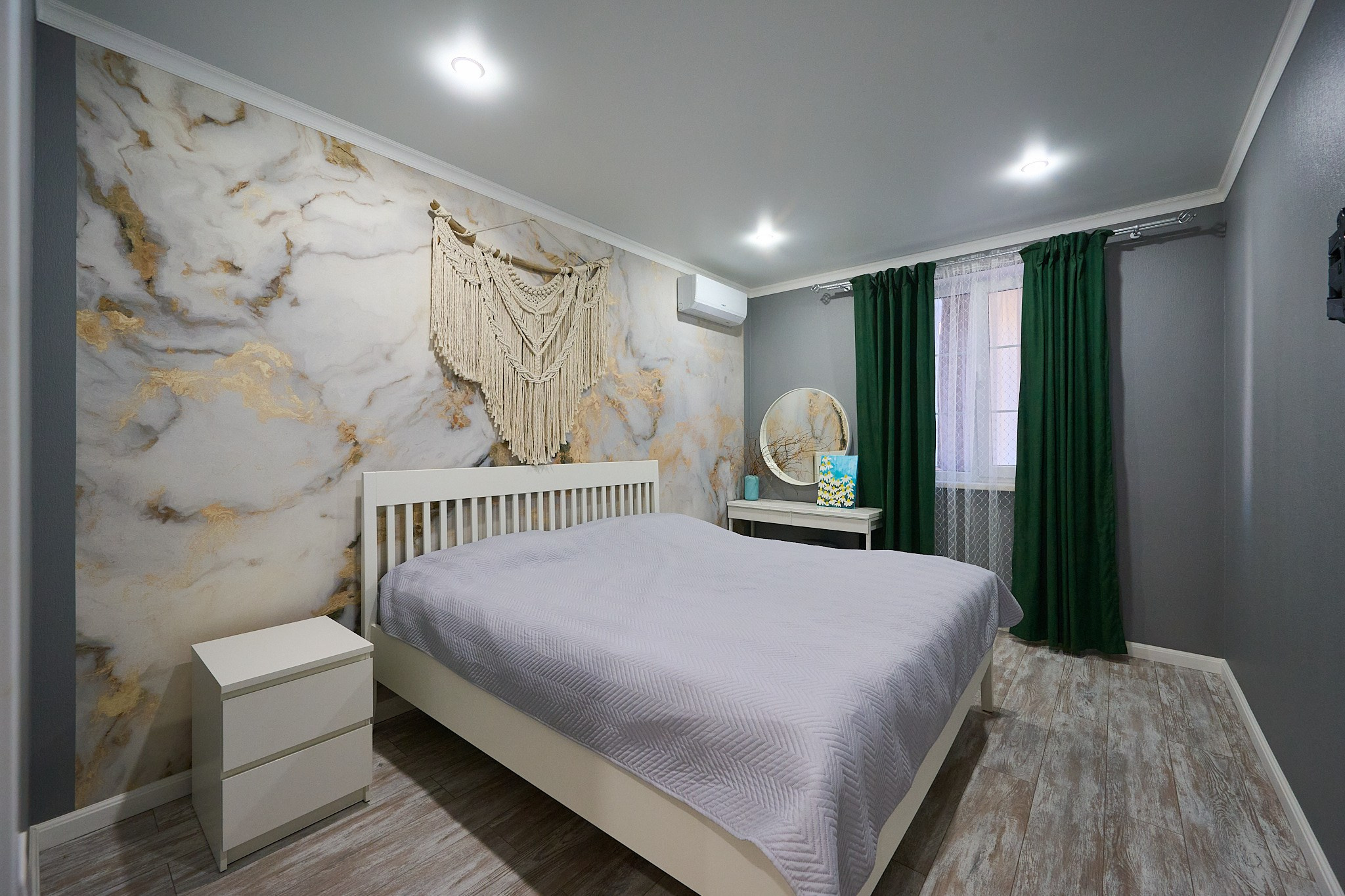 белая тумбочка мраморные светлые плитки на обоях в светлых оттенках 