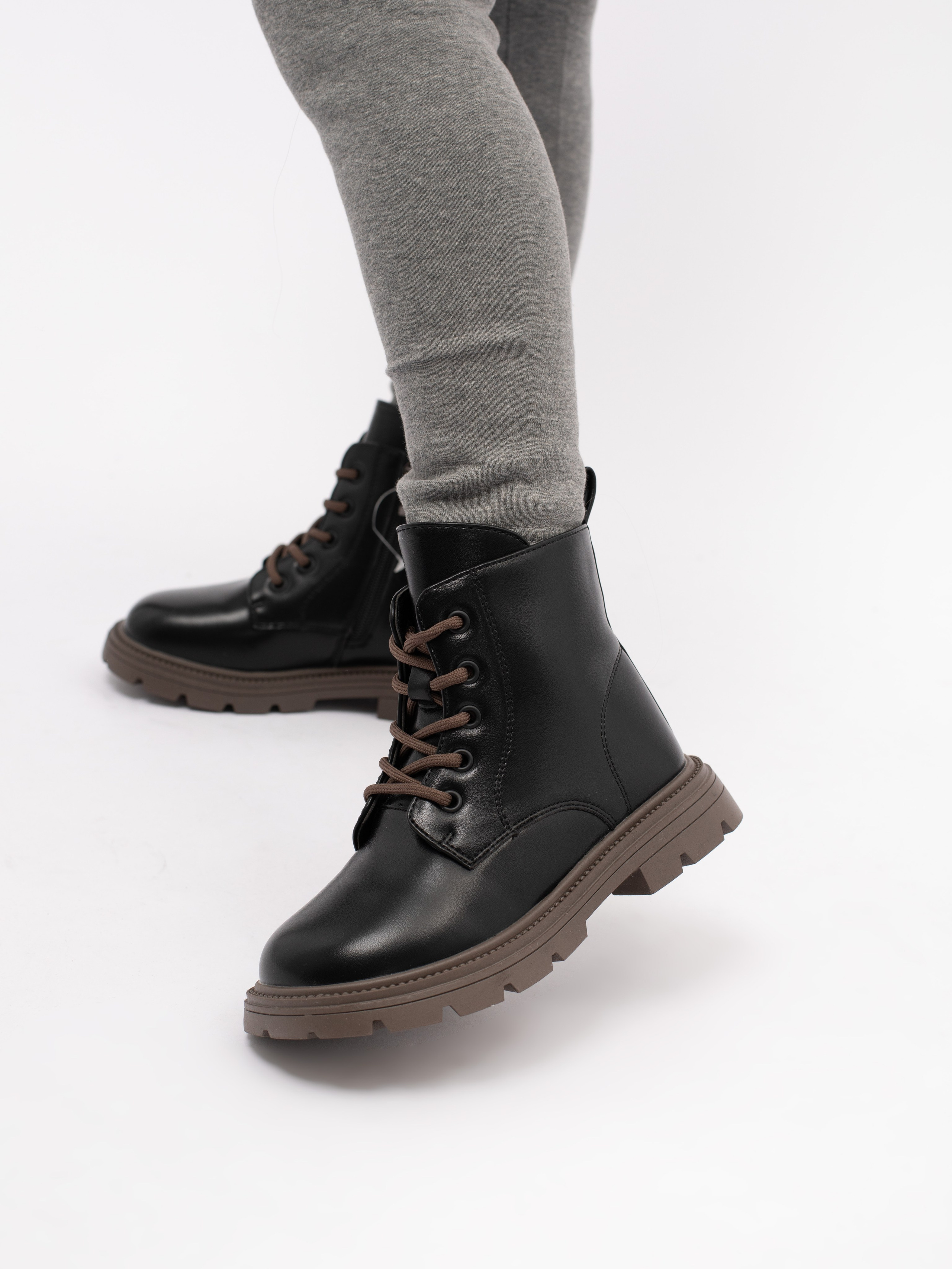 Ботинки для девочки. Фотостудия предметной и модельной съёмки для маркетплейсов