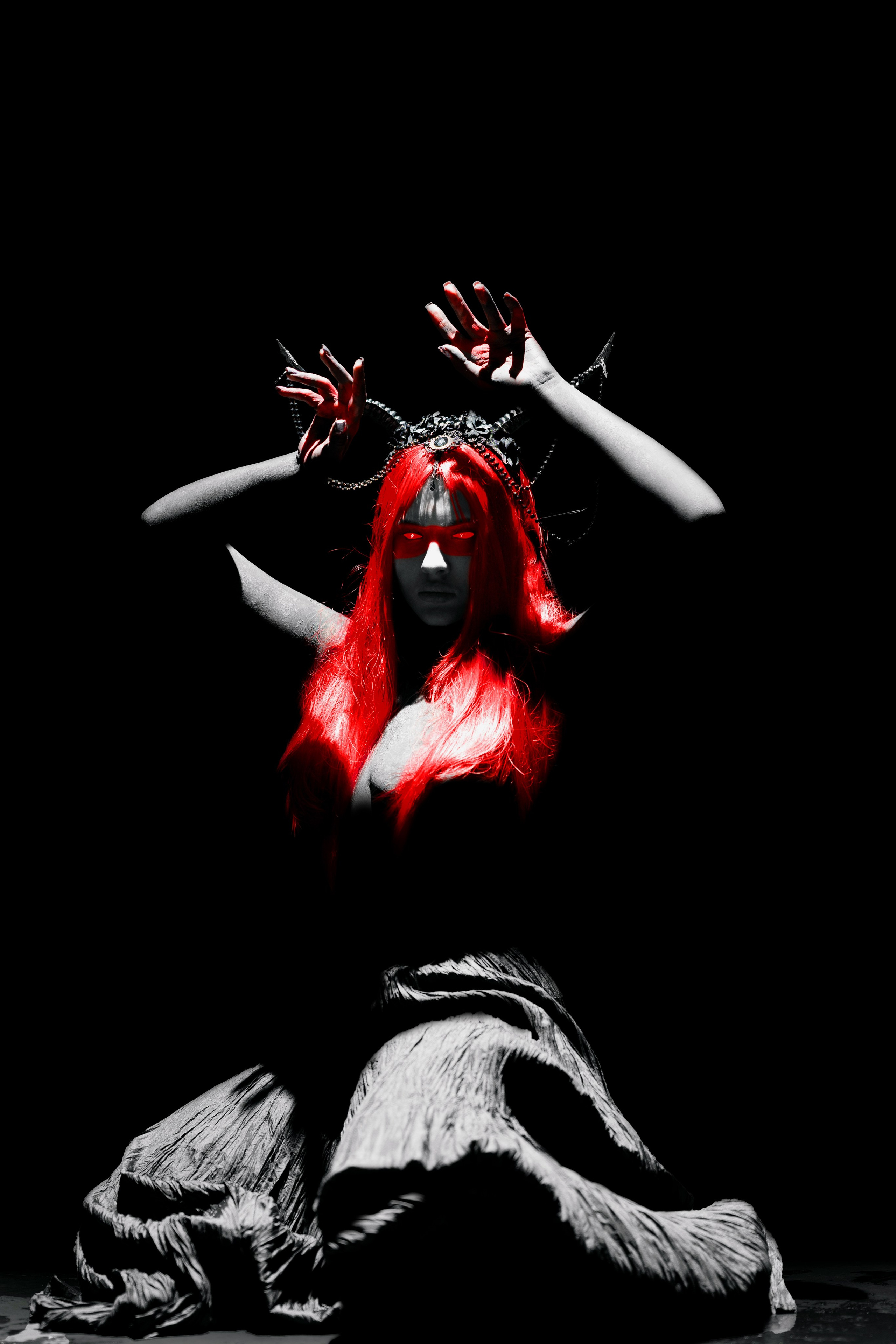 Студийный бодиарт портрет девушки с красными волосами и рогами в стиле фэнтези.