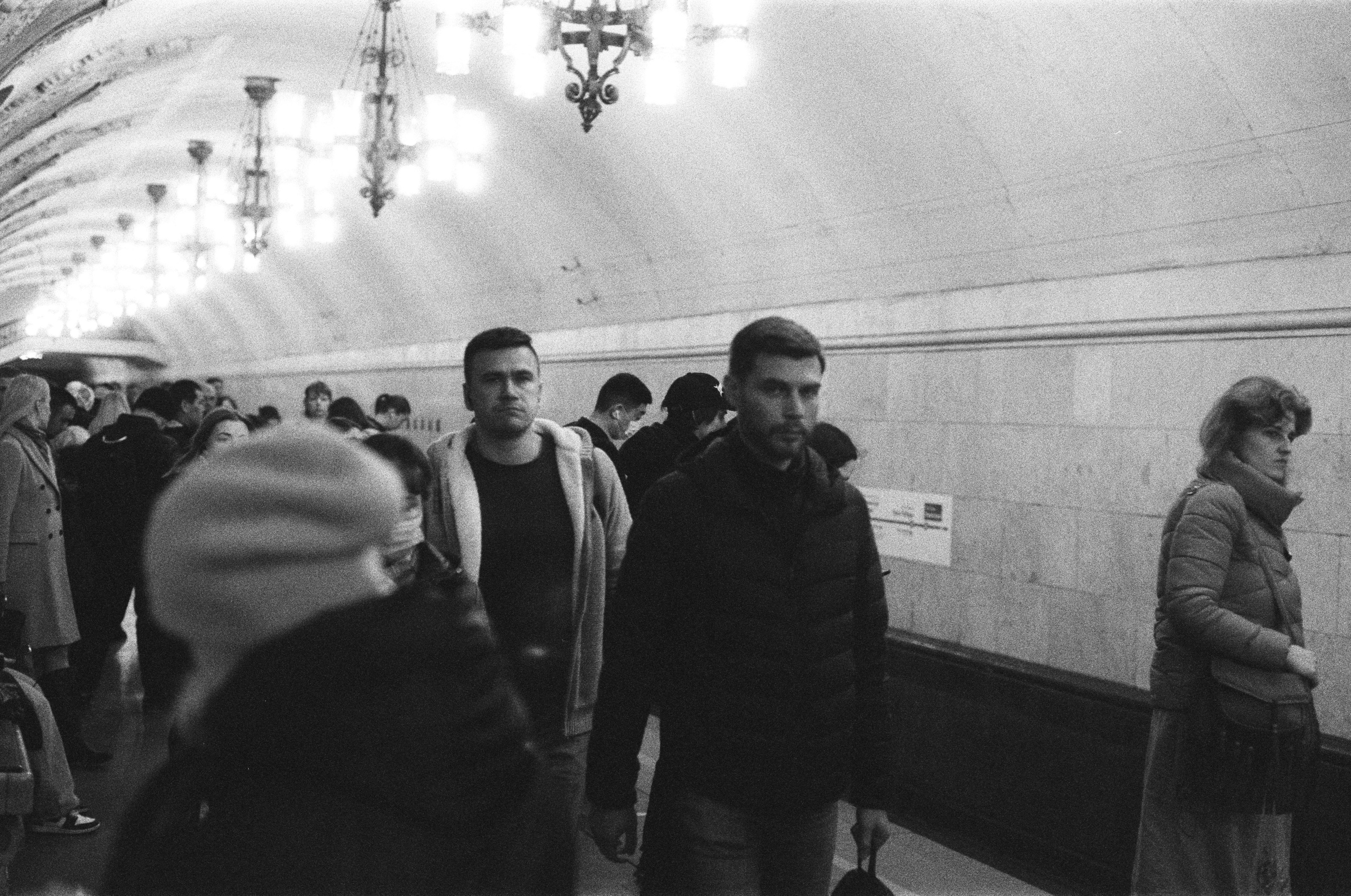 Фотосерия «Час пик»: динамика городской суеты в моменты транспортного и человеческого потока, игра света, тени и контраста в хронике городского движения. Фотограф: Ожерельев Лев