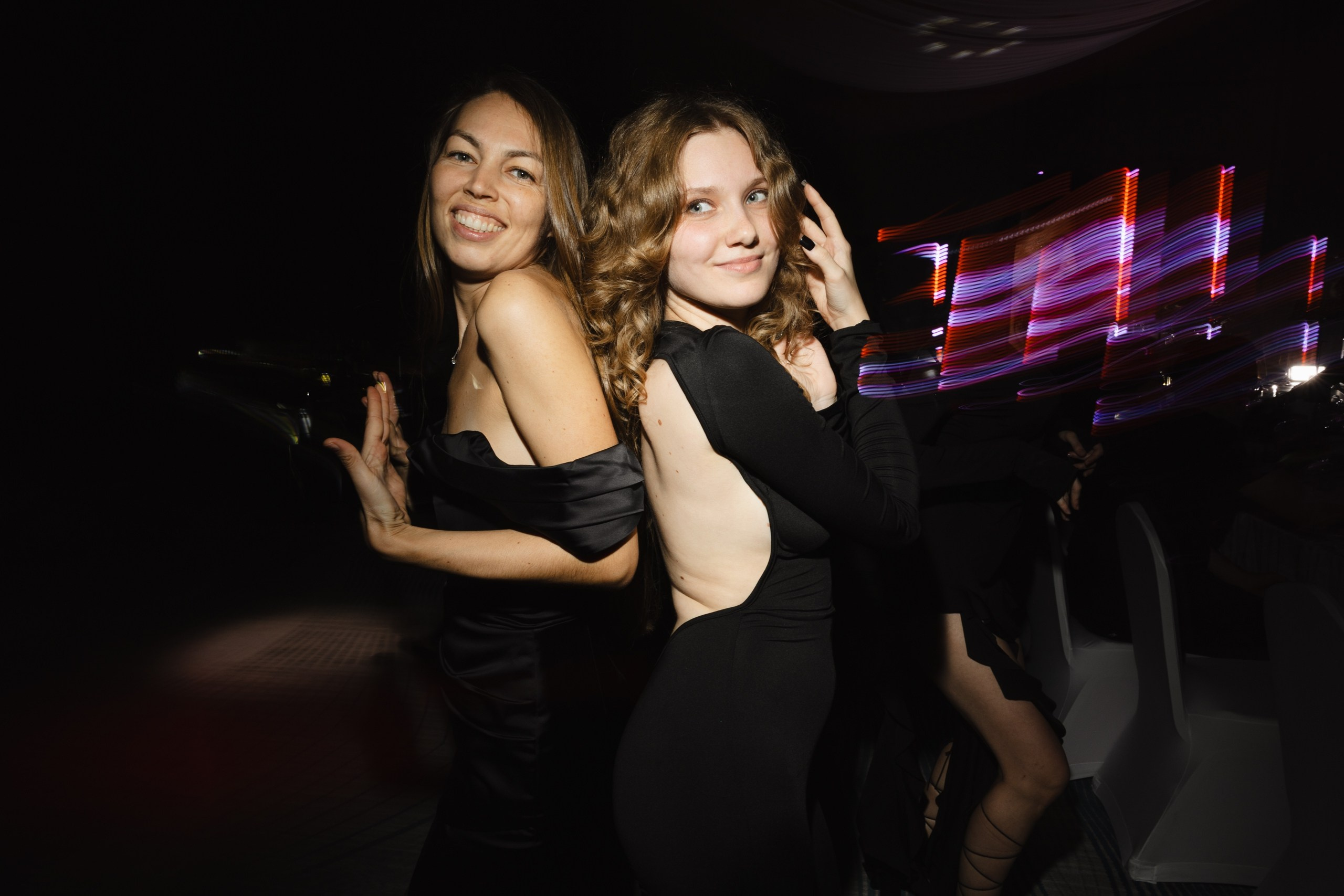 Здравствуйте! Я свадебный фотограф из Ульяновска, работаю в том числе по всей России и с выездом за границу. Снимаю свадьбы, lovestory, корпоративы, светский репортаж. Провожу обучение по фотографии, мастер-классы и воркшопы для других фотографов.