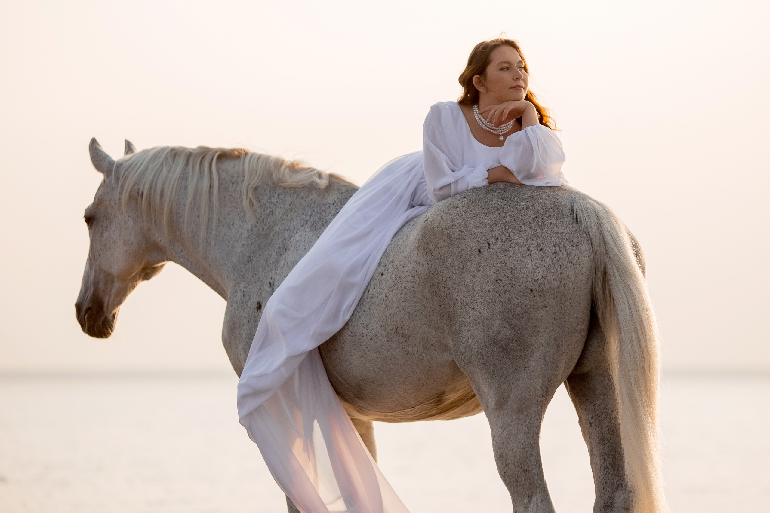 Фотосессия с лошадью в белом платье