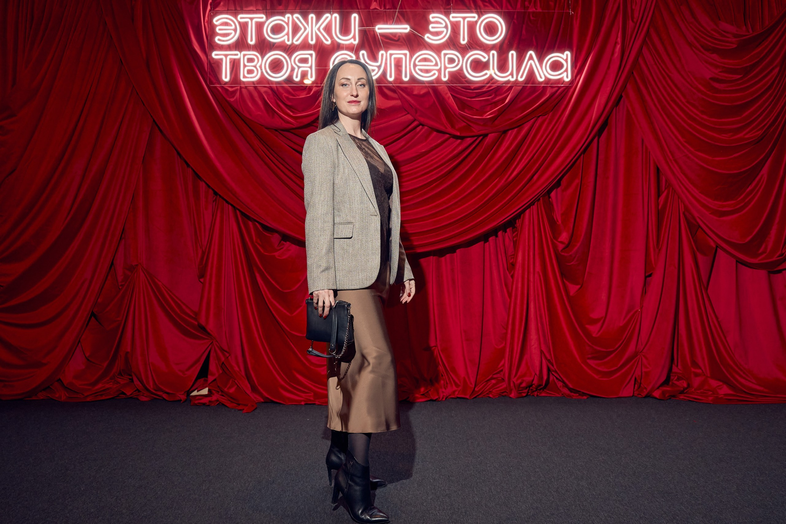 девушка позирует репортажному фотографу в Москве