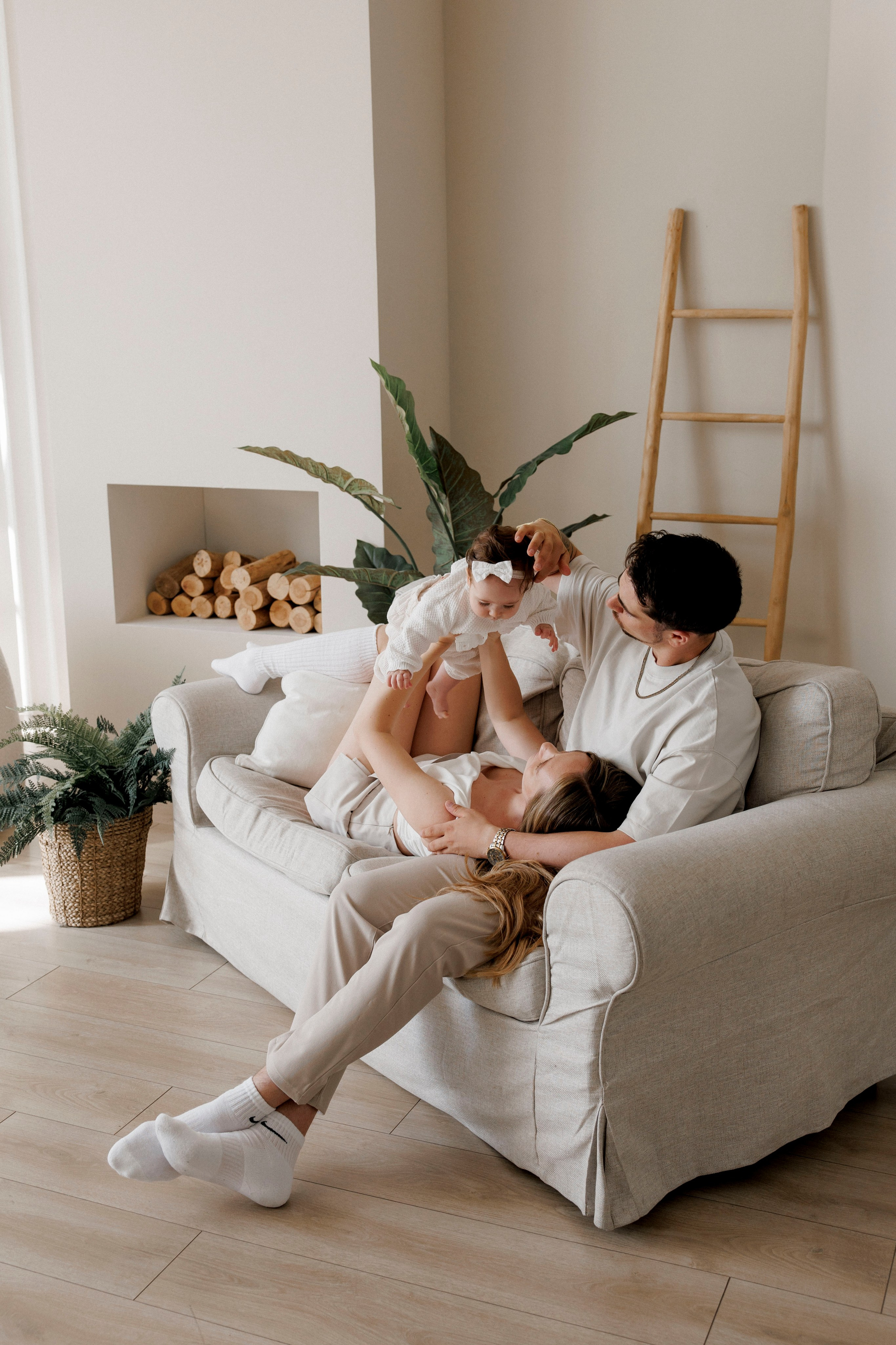 6 months old family photoshoot inside the white studio. Главная