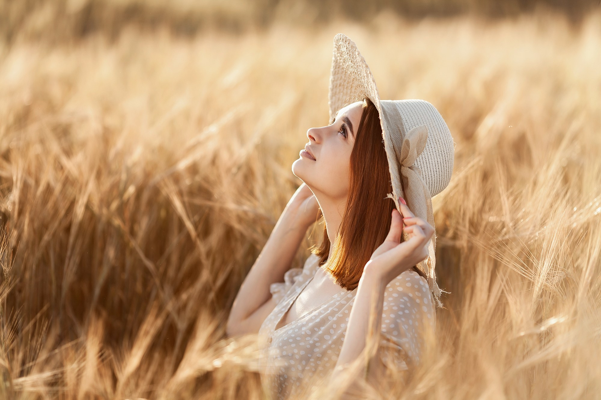 Портрет девушки крупным планом в пшенице