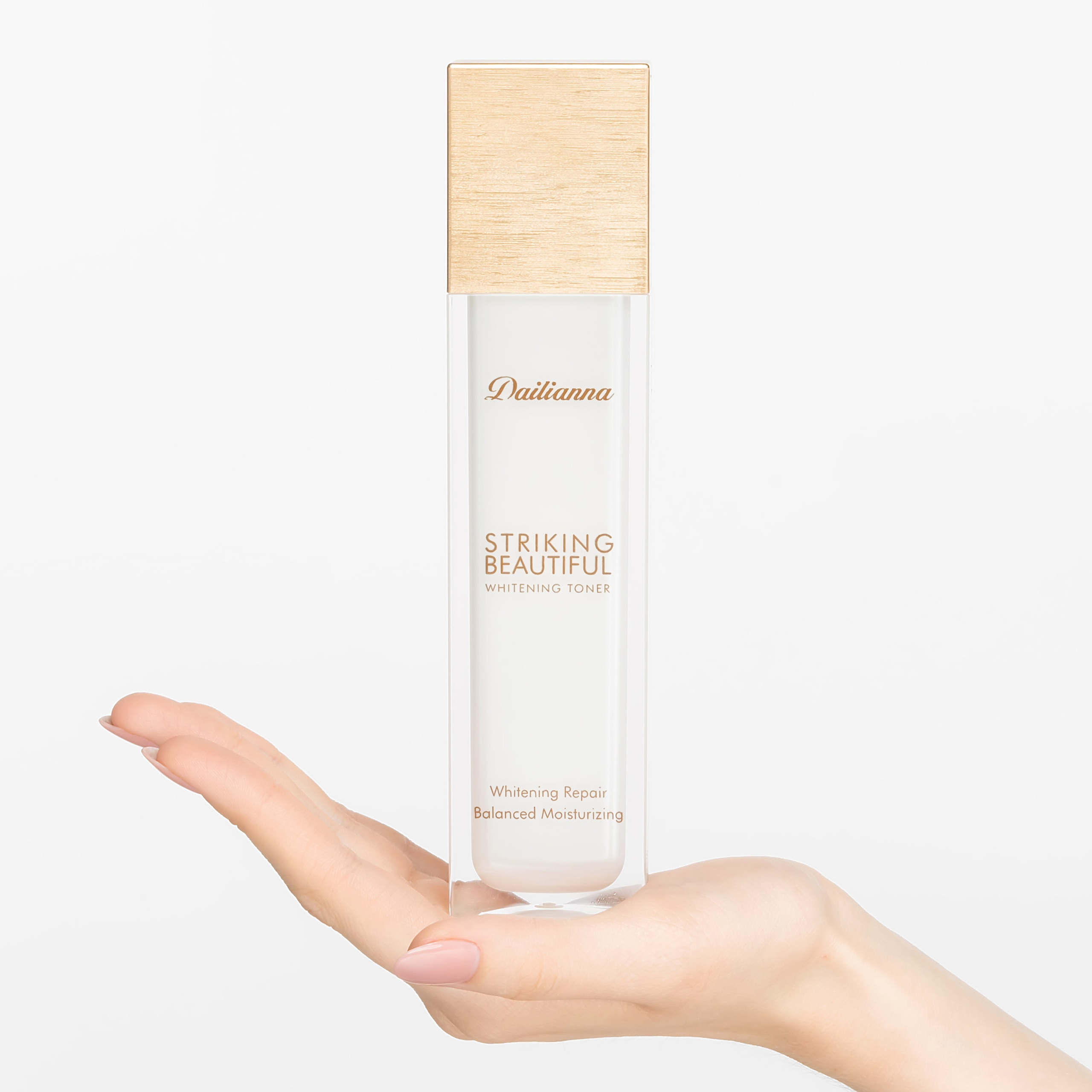 Предметная фотография для маркетплейсов флакона тоника Dailianna в руке модели, светлый фон и акцент на минималистичном дизайне, для рекламных материалов.