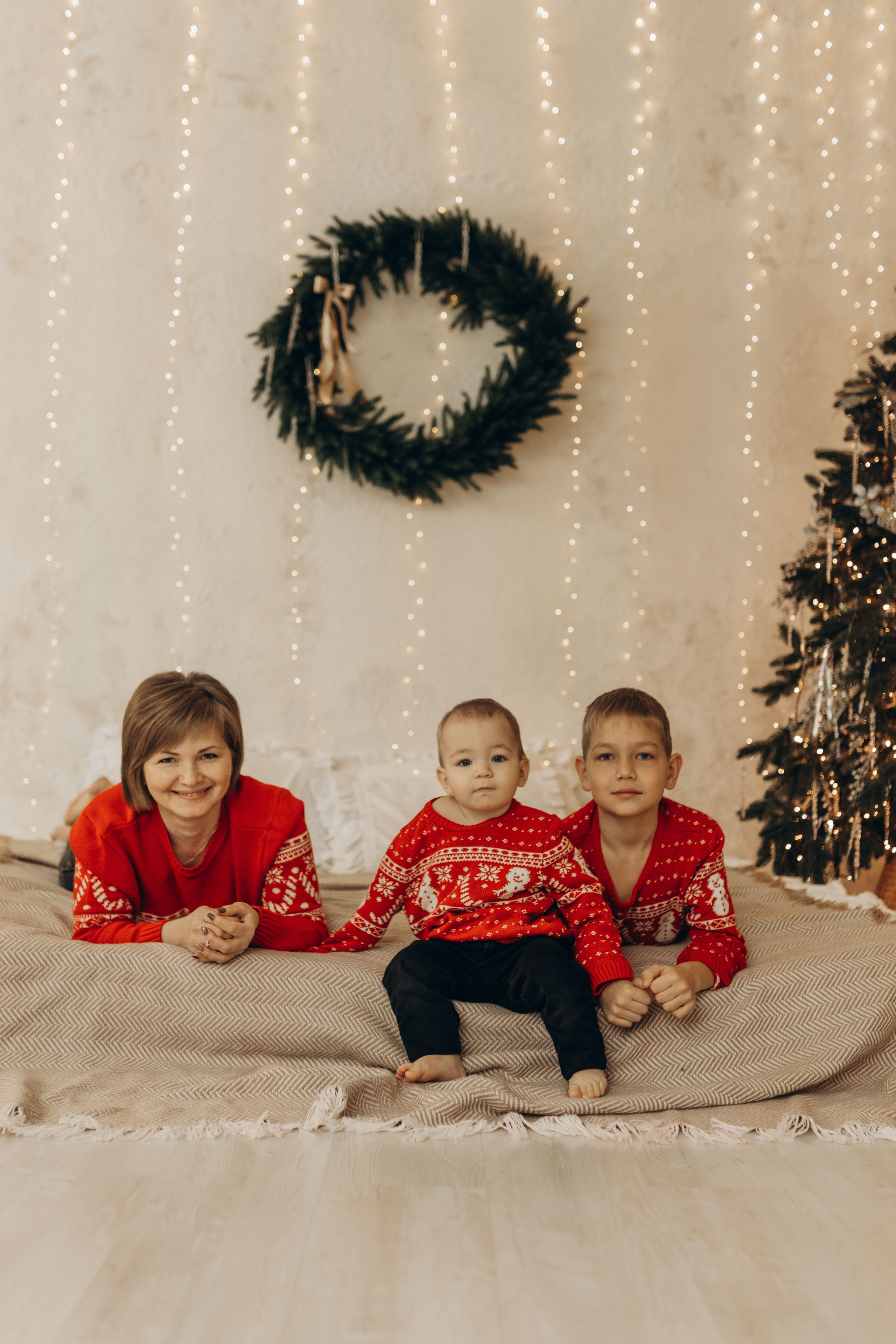 Яркий новый год мама и 2 сыночка. Фотограф в Ставрополе Svetlana Matveeva