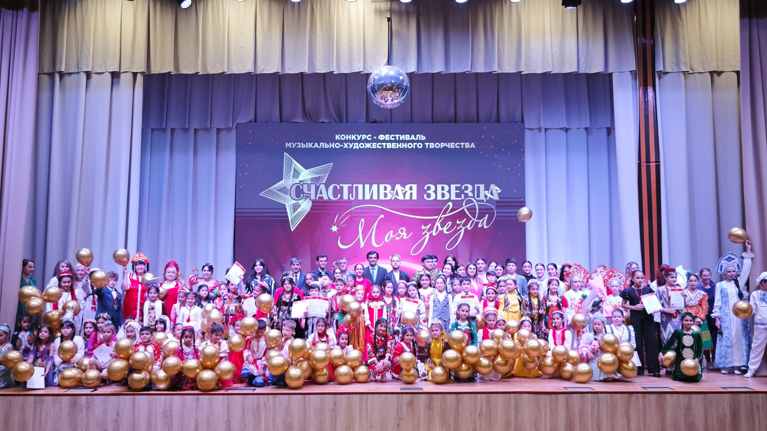 1 ноября 2025 г, г. Бохтар, Таджикистан. Золотое яблочко