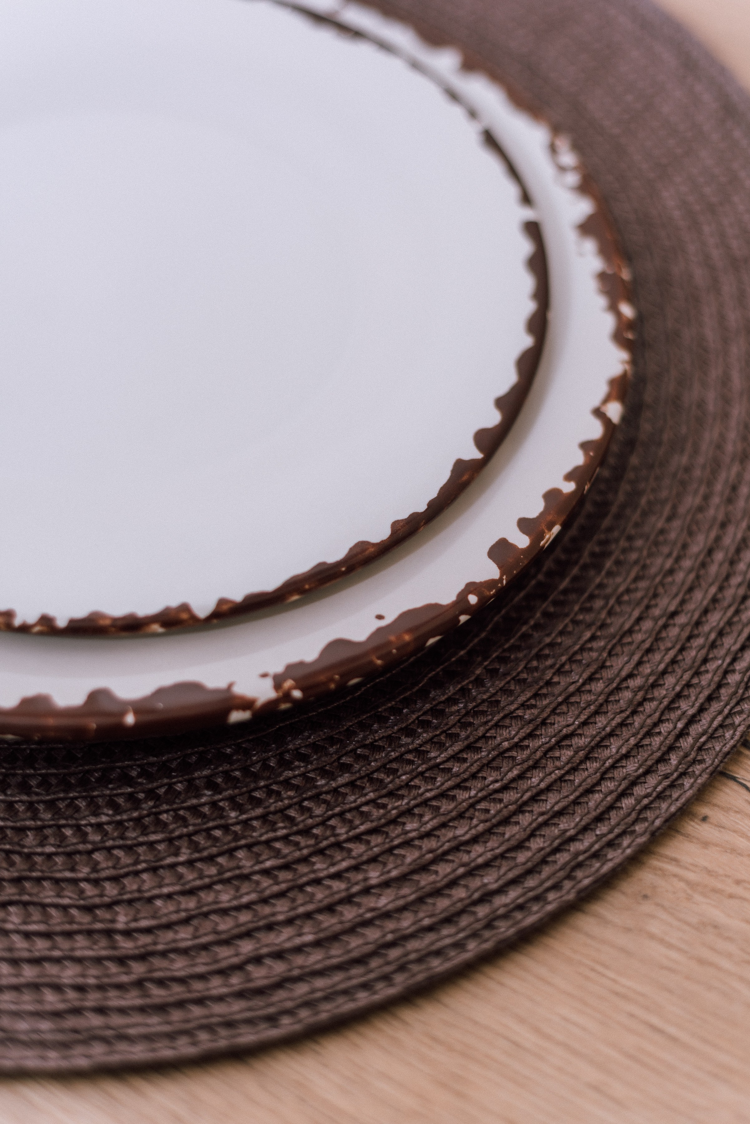 сервировка стола в коричневой гамме