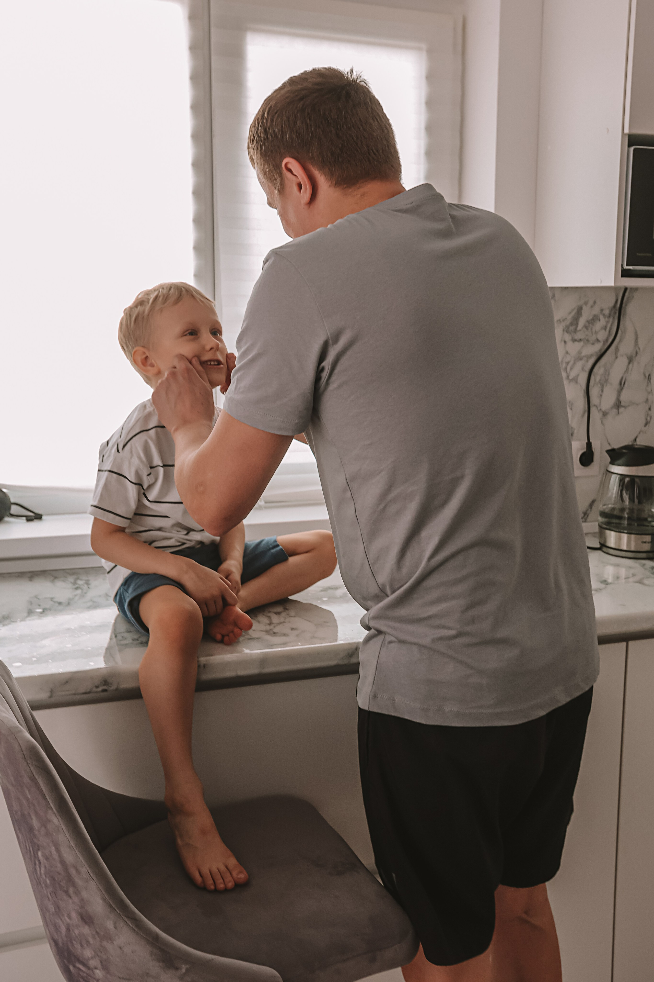 Семейная в домике (репортаж). Семейный фотограф Тюмень, фотограф на роды Салмина Мария