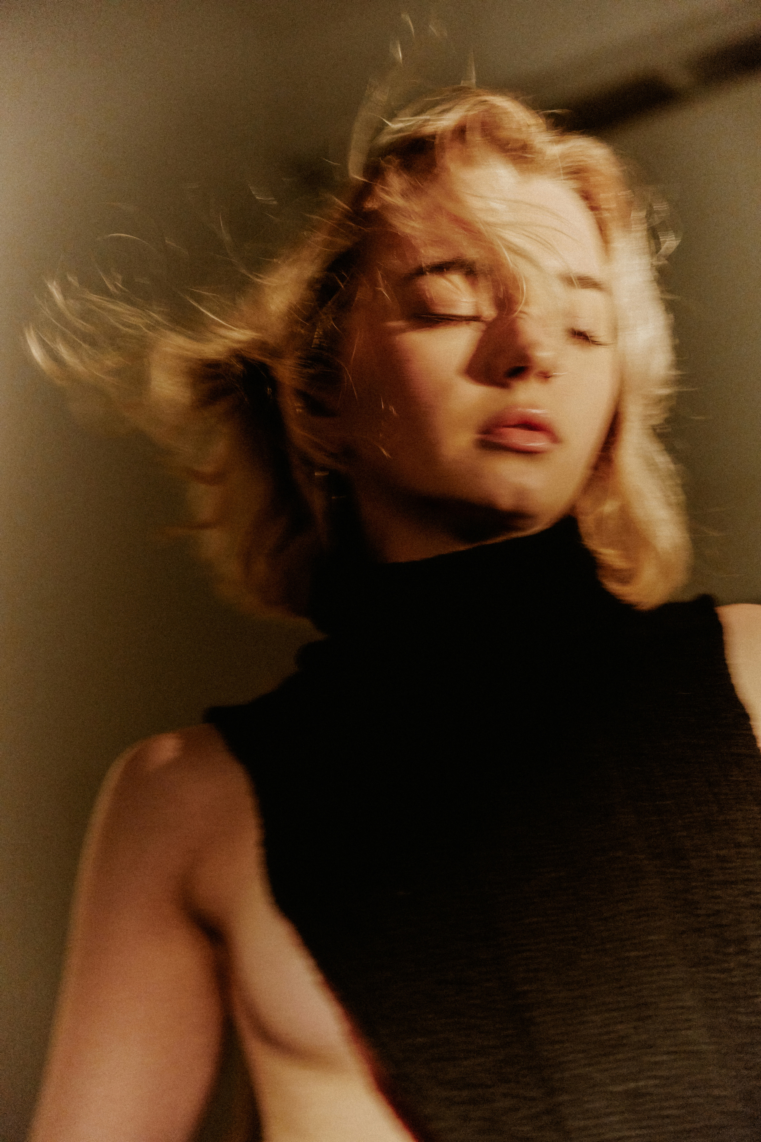 Юля. Z H U R A V L E V