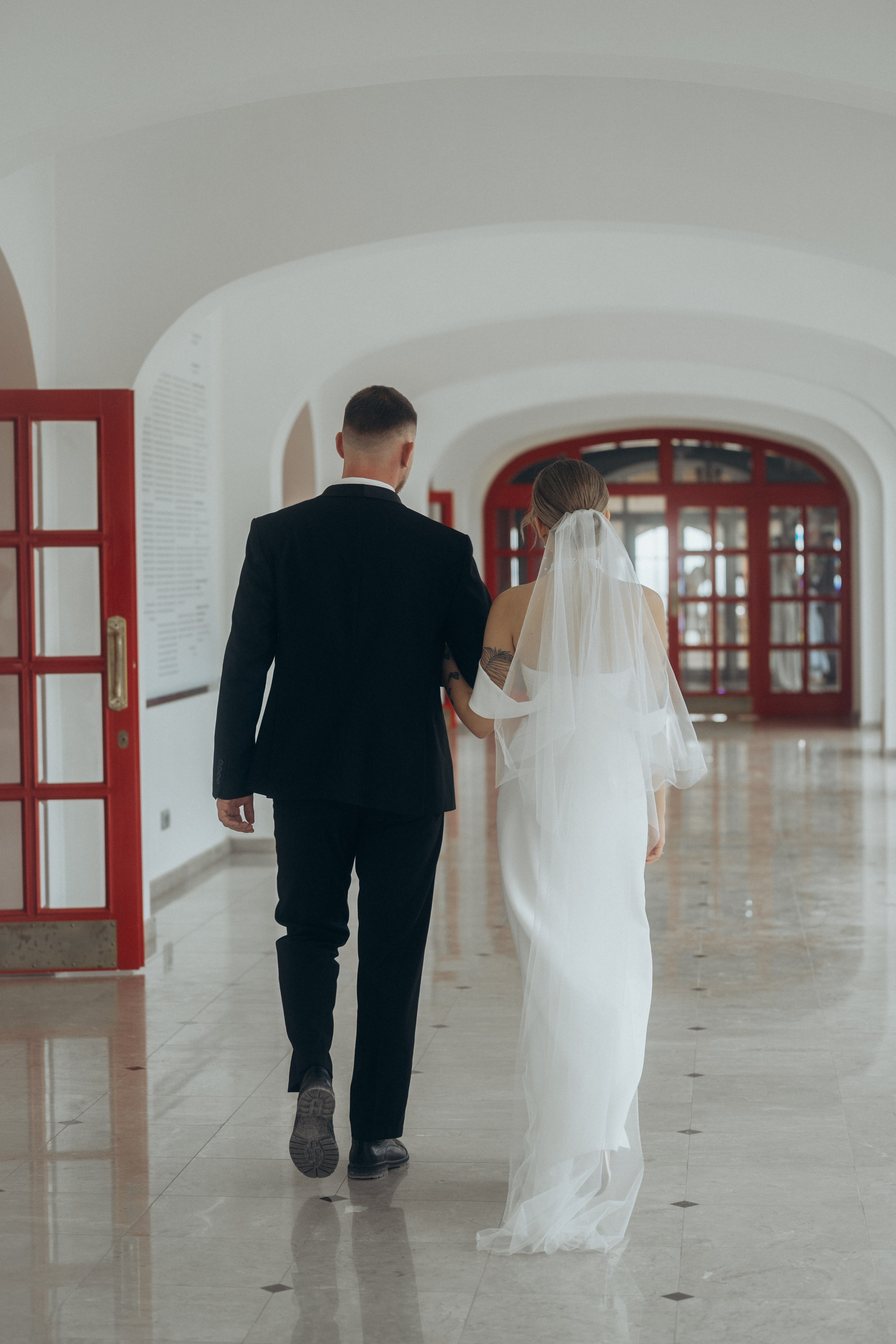 Свадебная фотография невесты и жениха со спины, съёмка в локациях Темрюка, в поместье Голубицкое