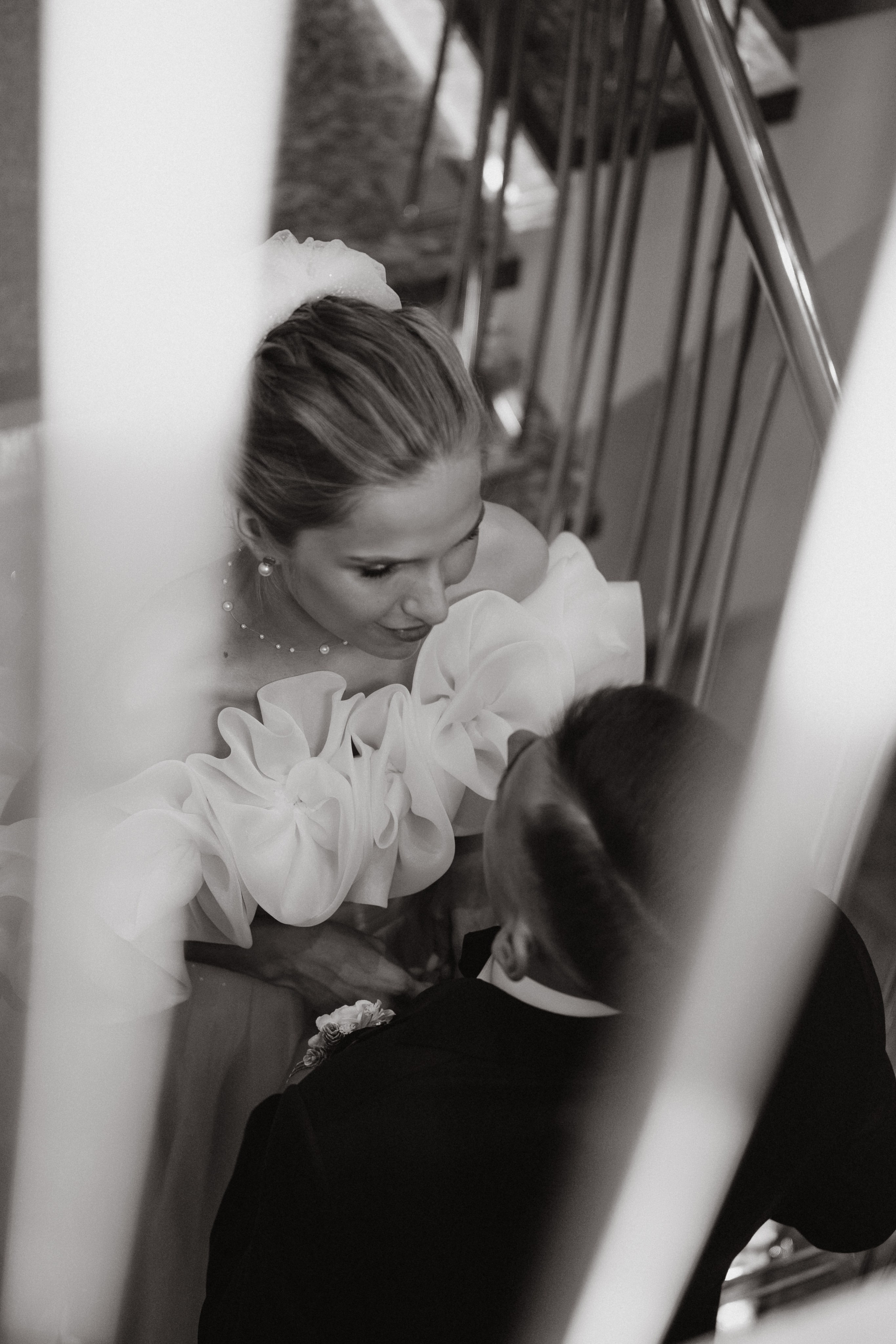 Фотограф Новороссийск - жених и невеста в романтических объятиях на лестничном пролете.