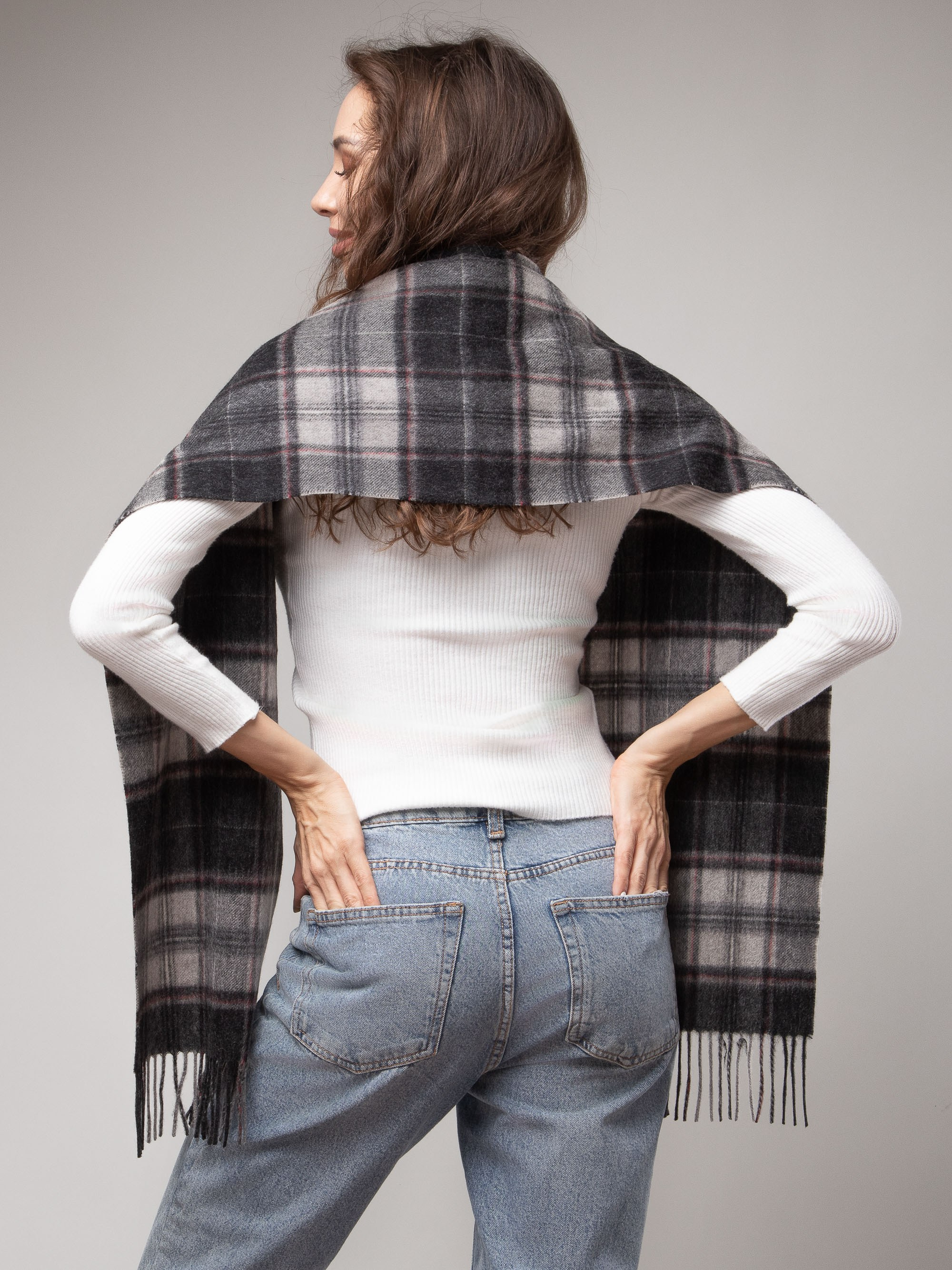 Съемка женского шарфа на модели