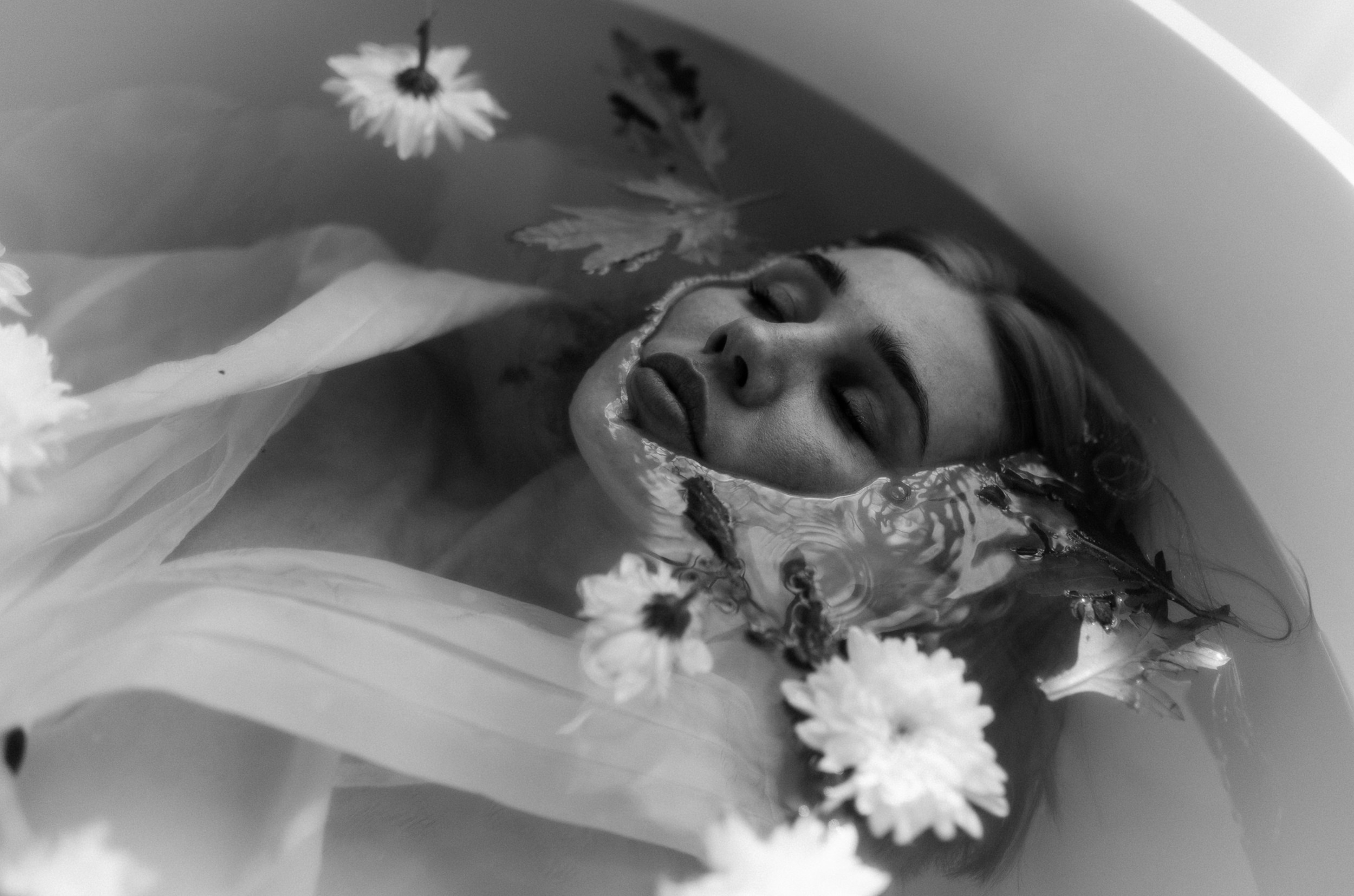 Девушка в ванне с прозрачной водой