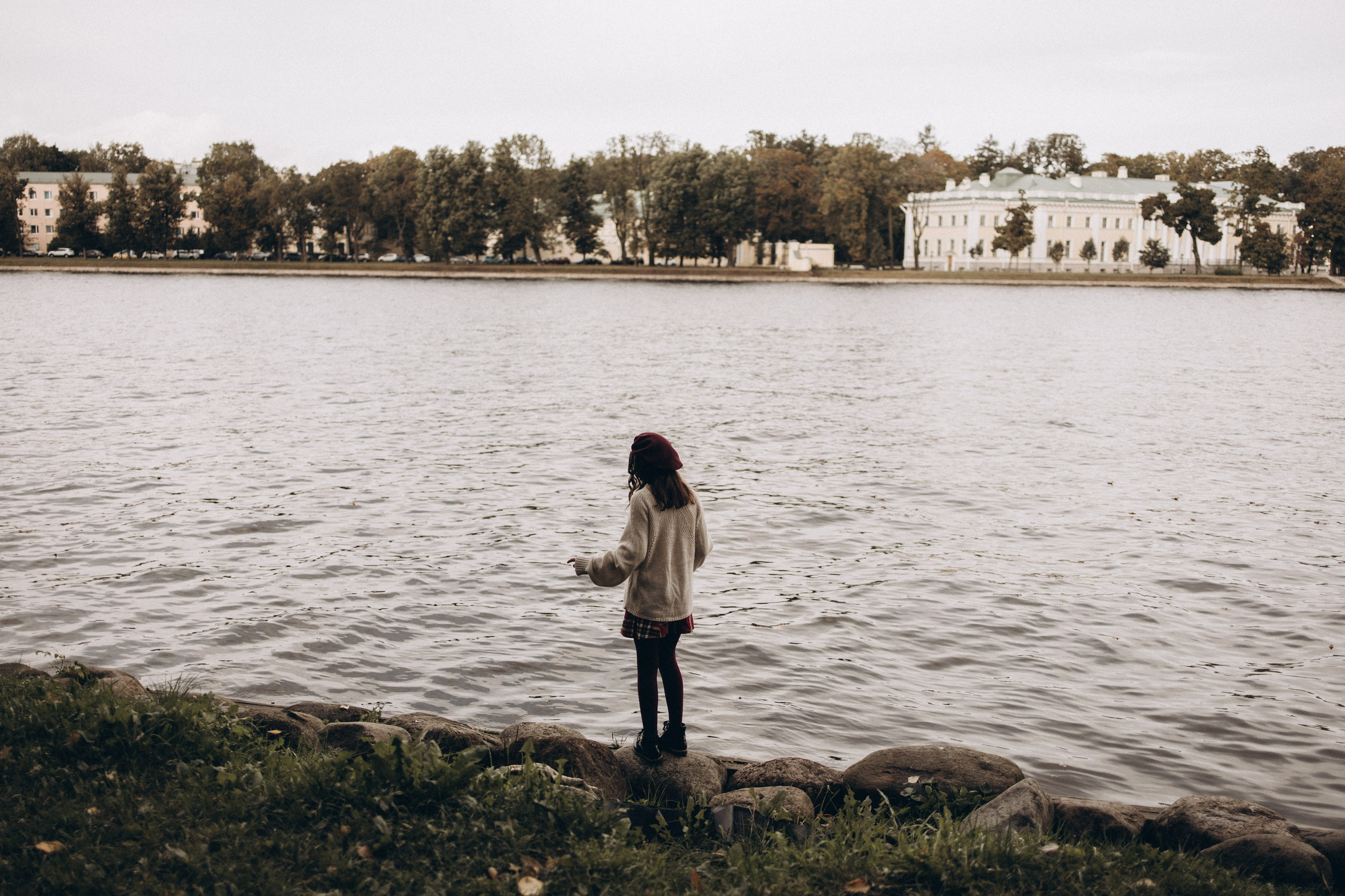 девочка играет на берегу