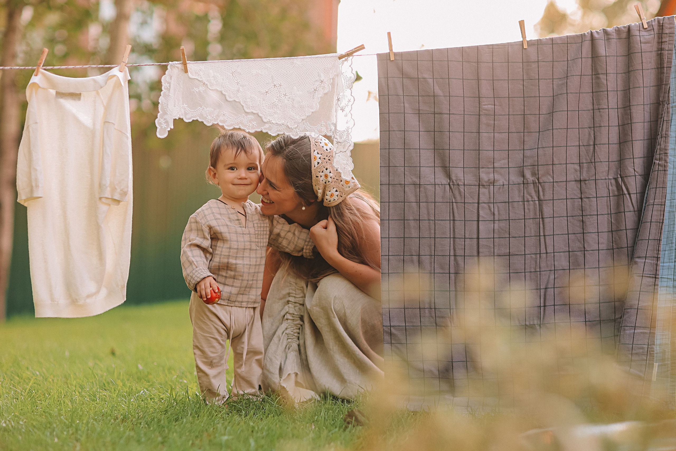 Стирка у дома. Семейный фотограф Тюмень, фотограф на роды Салмина Мария