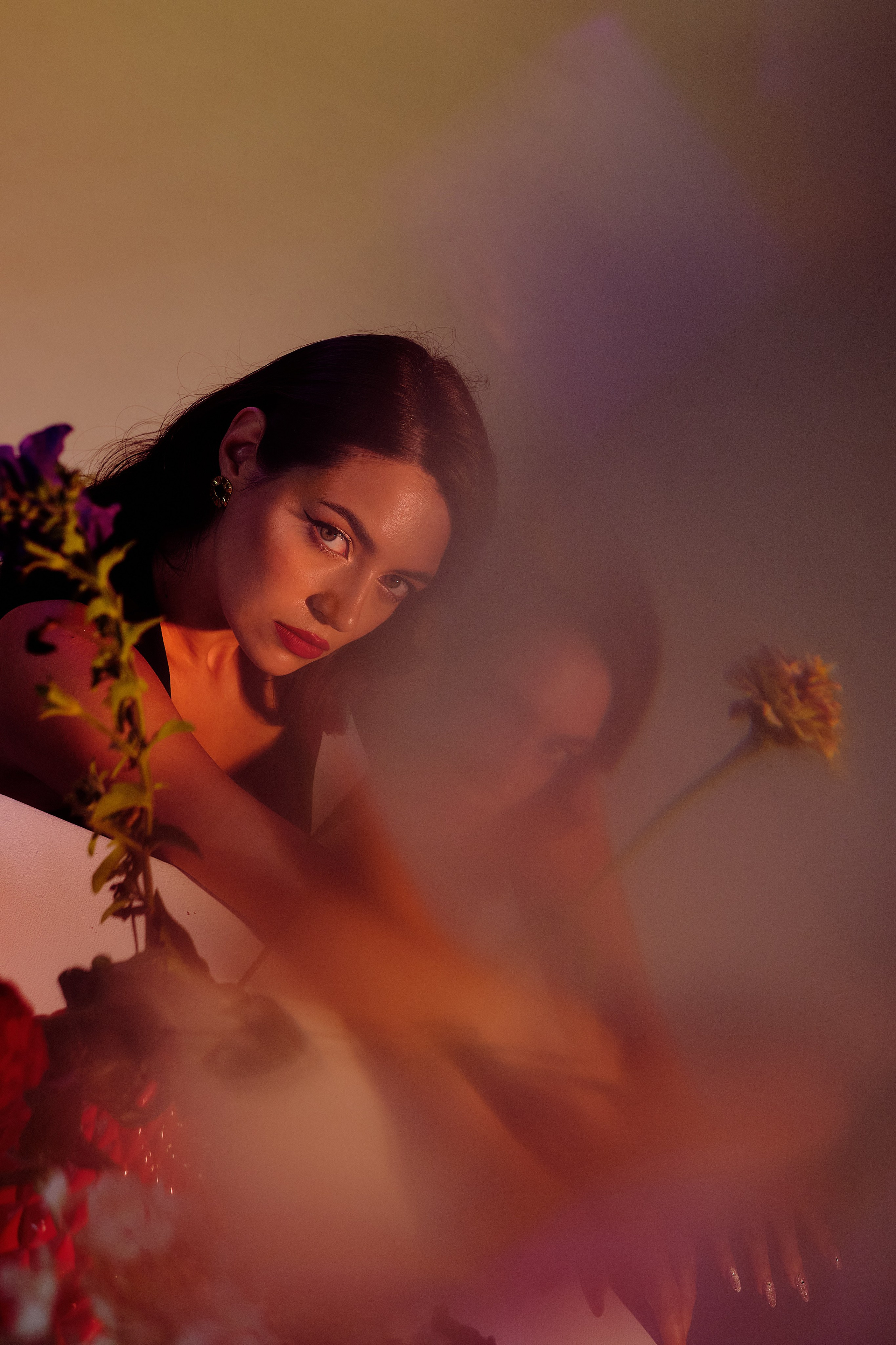 Индивидуальная съёмка в Твери, портреты я цветным светом, атмосферно, рефы с цветным светом