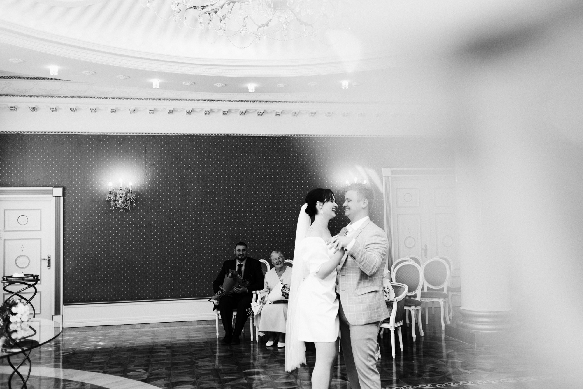 Свадебный фотограф Тюмень — Роман и Ксения: фотосессия с гостями и прогулка в парке. Портретный фотограф Тюмень Дарья Мустафина