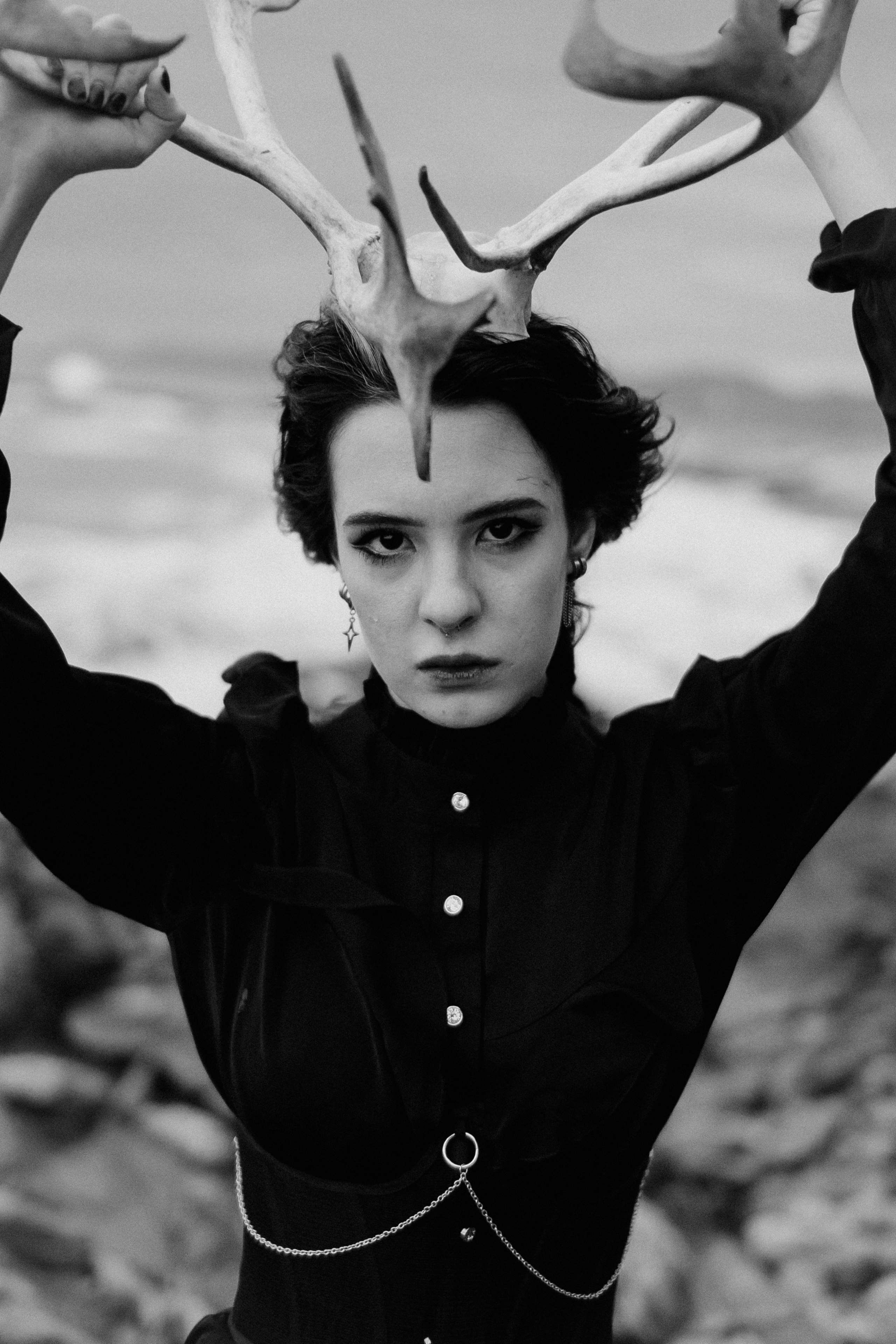 Съёмка у моря с оленьими рогами