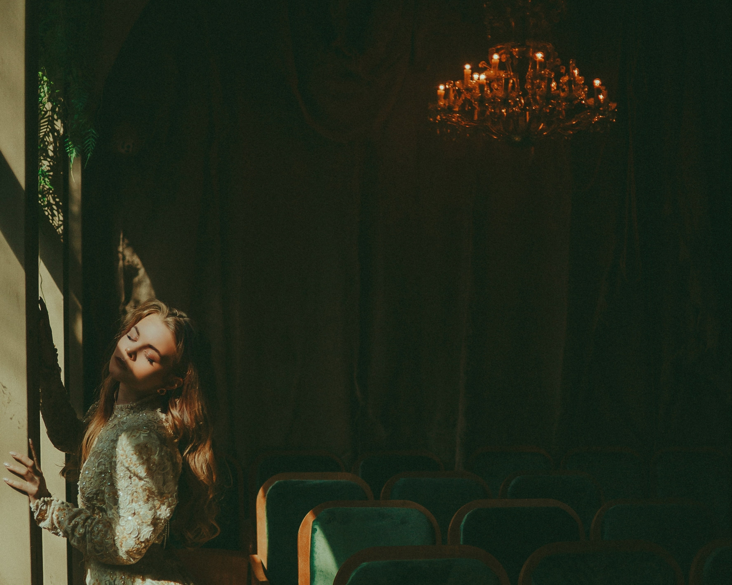 Москва. Заброшкнный театр. Алина. Фотограф Брянск