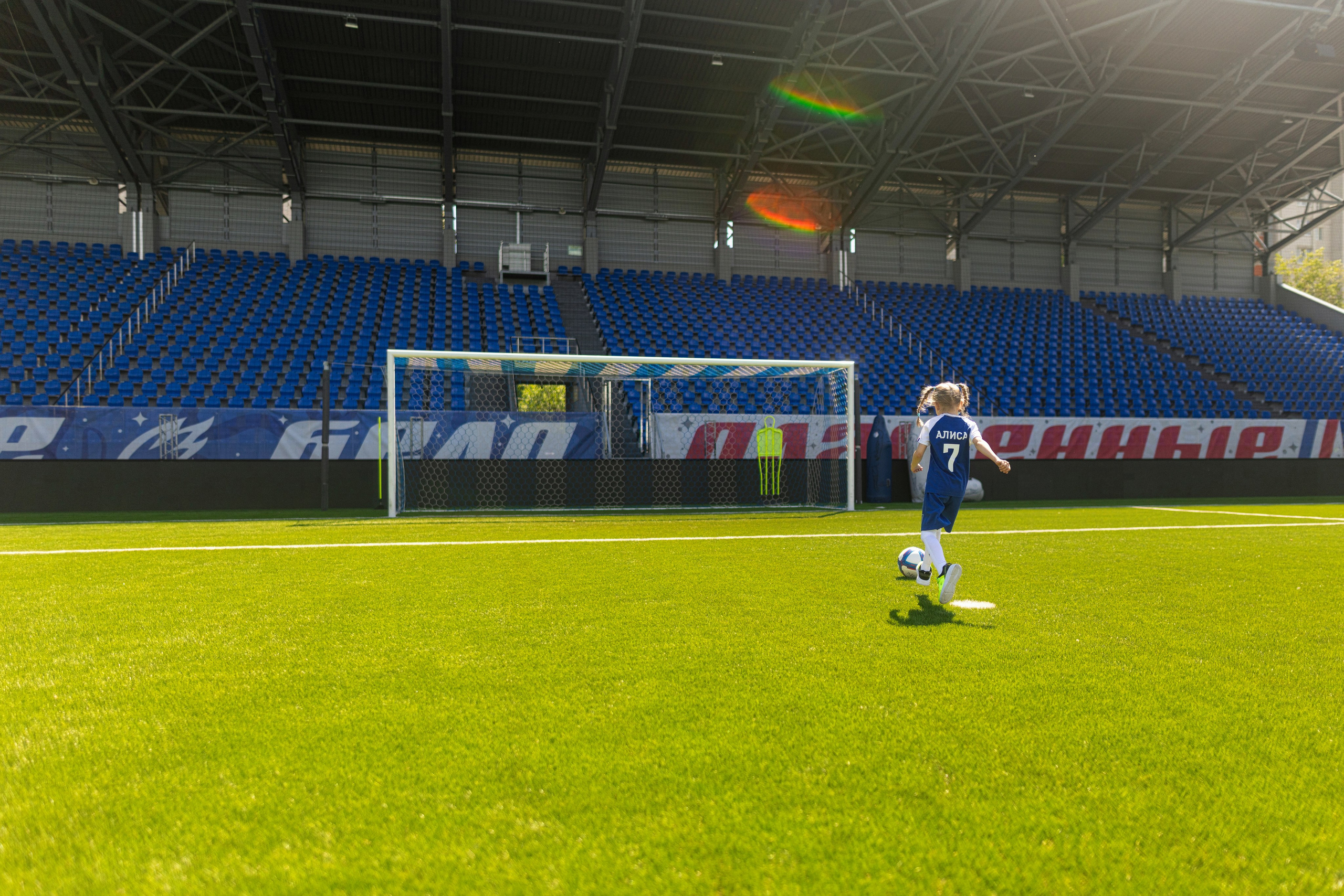 Детский портрет с Алисой на футбольном стадионе. Дмитрий Шульгин, портретный фотограф в Воронеже