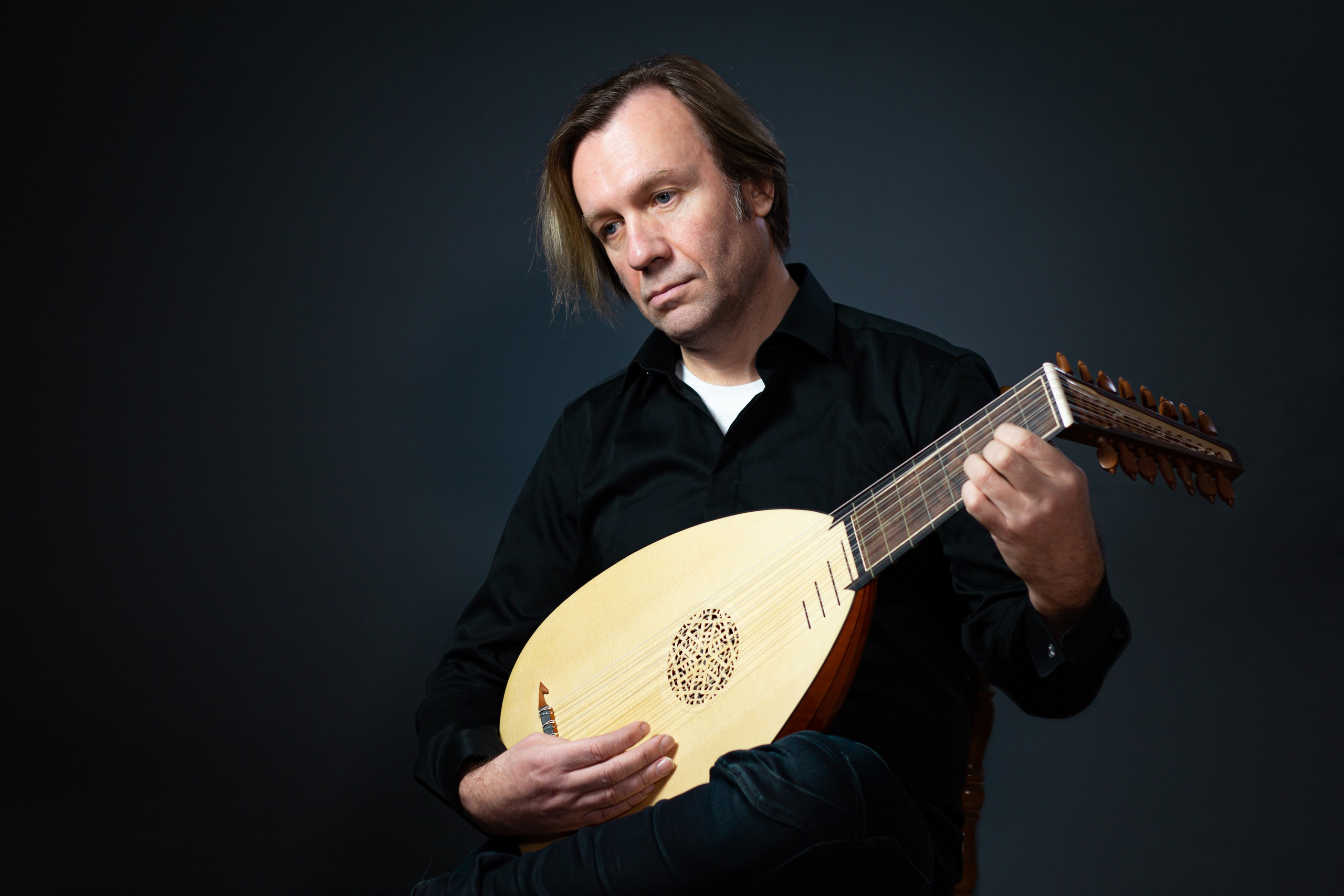 Мужчина играет на лютне