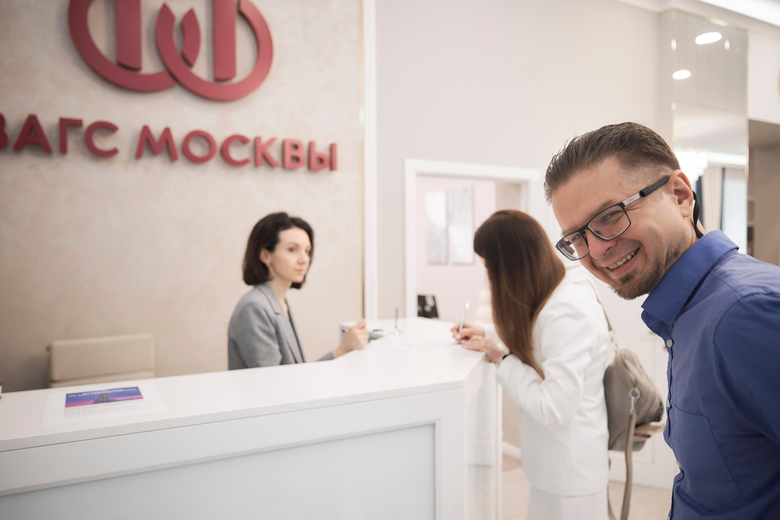 Фотосессия в ЗАГСе Кузьминки и прогулка в Зарядье: яркие моменты, несмотря на дождь
