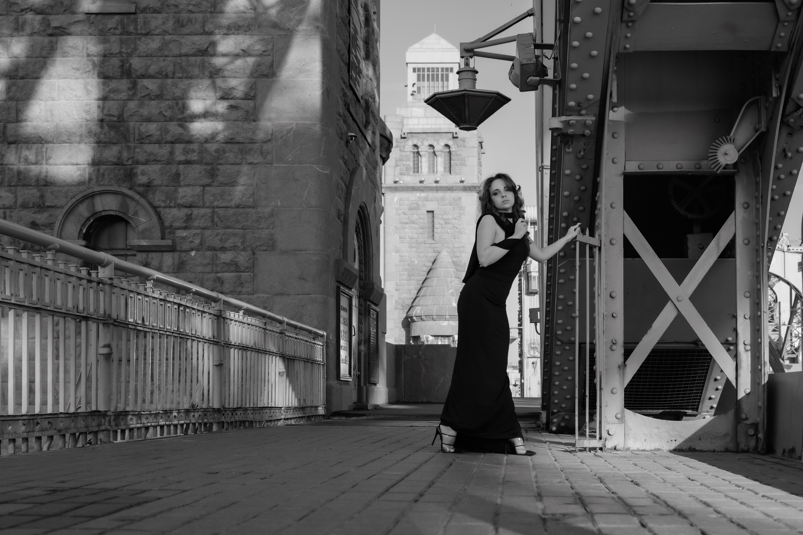 Фотосъемка в Санкт-Петербурге. Белые ночи. Пленэр. Большеохтинский мост. Игра теней. Девушка в черном платье