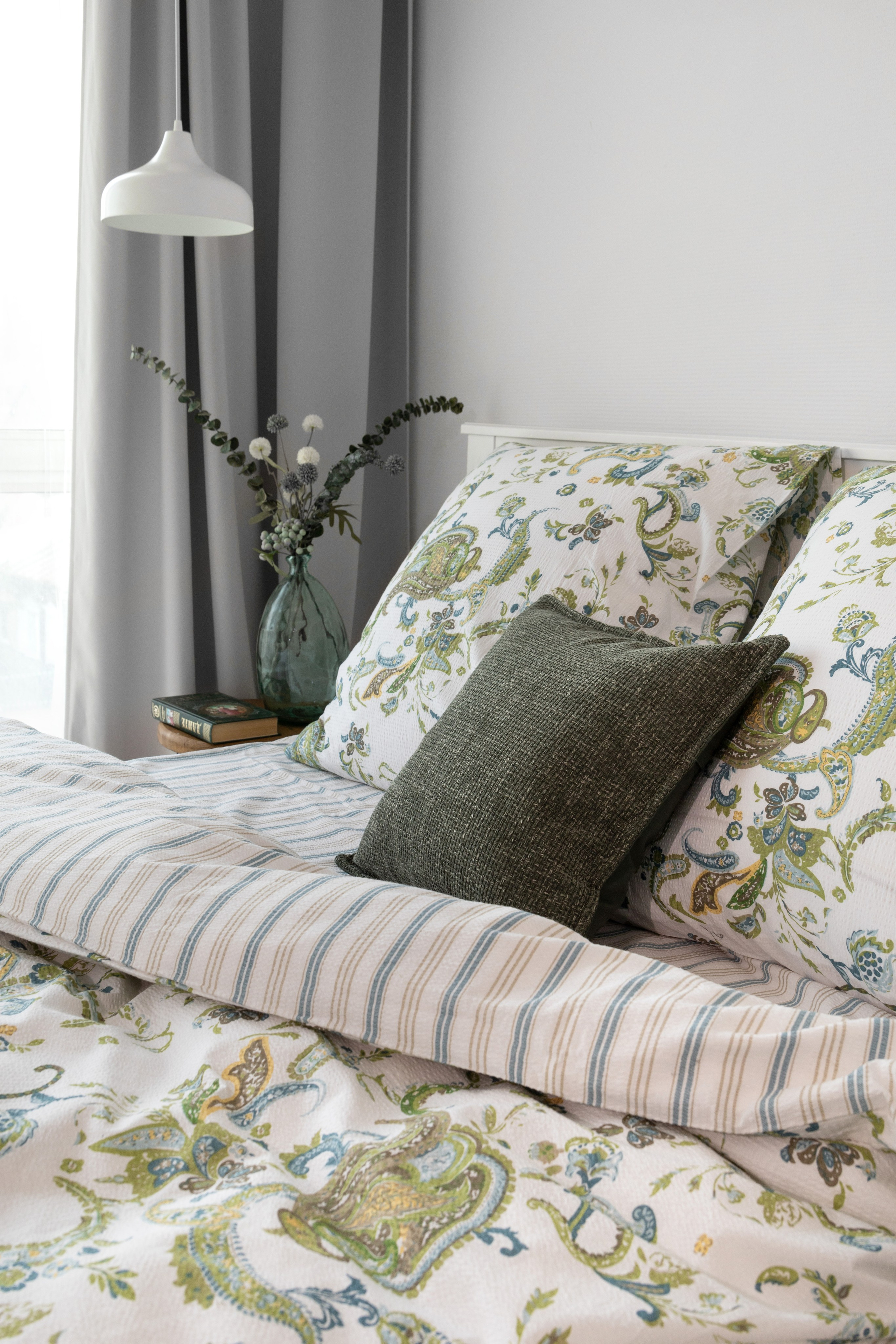 Зеленое постельное белье с цветочным узором из бязи | Интерьерная съемка для каталога