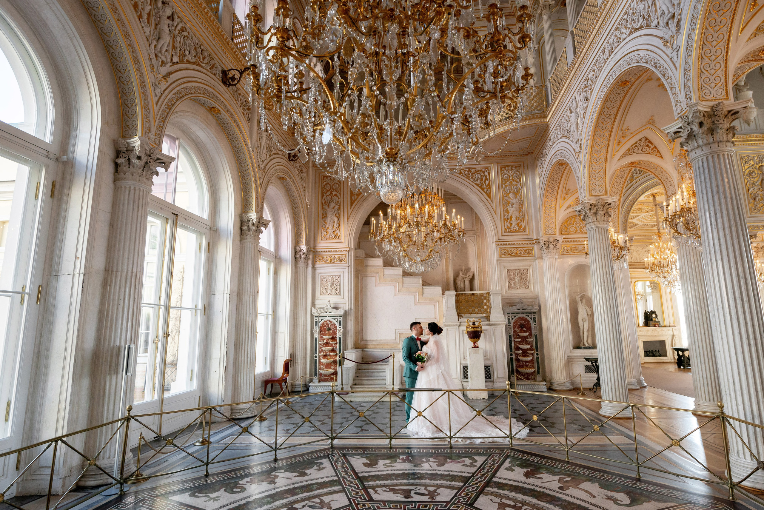 Самая красивая свадебная фотосессия в Эрмитаже. Лучшие свадебные фотографии в Эрмитажа. Портретный, семейный и свадебный фотограф в Санкт-Петербурге и в Пушкине Ширяев Денис