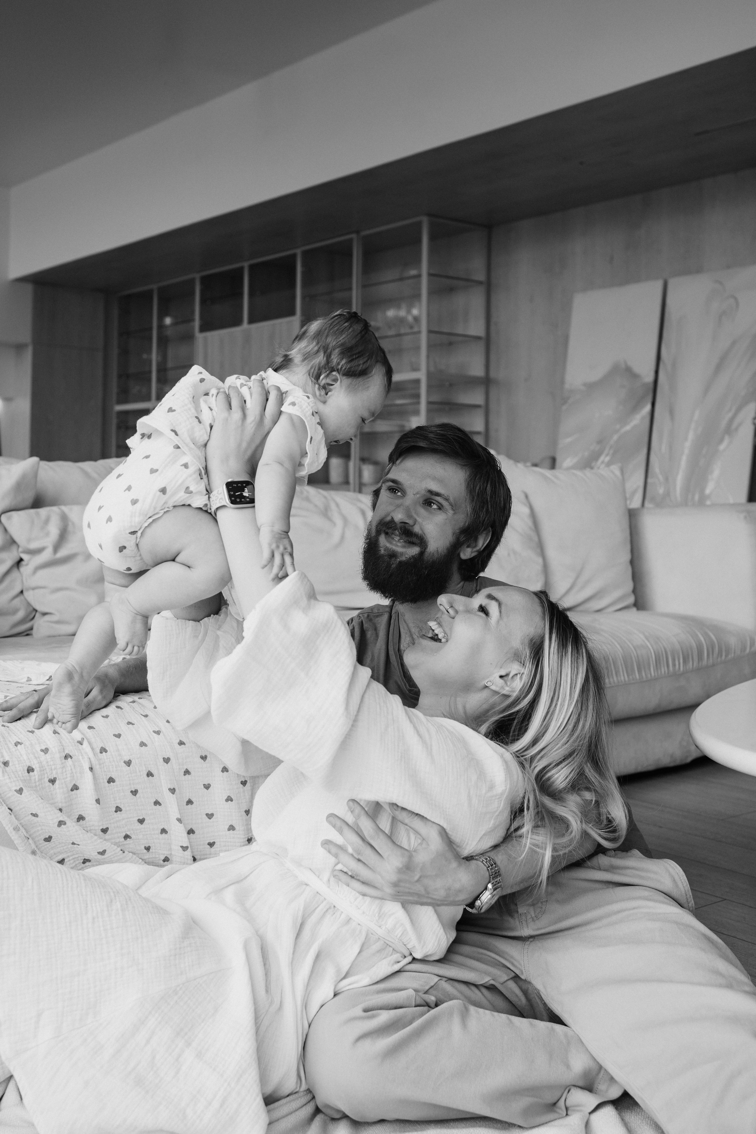 Малышка Ксюша с&nbsp;родителями, студийная съемка