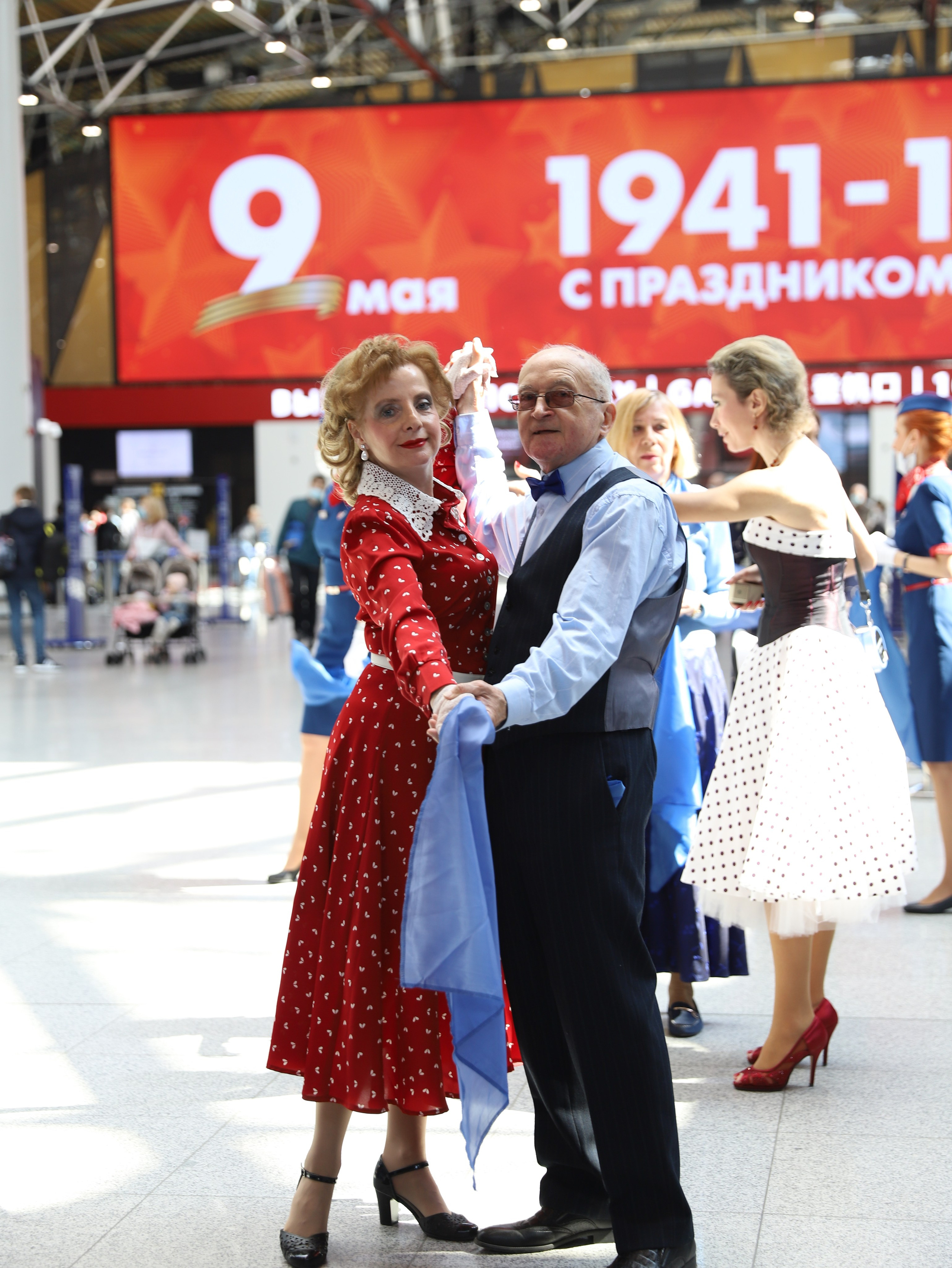 Флешмоб «Синий платочек» Шереметьево. Семейный и детский фотограф в Чехове Зражевская Ольга