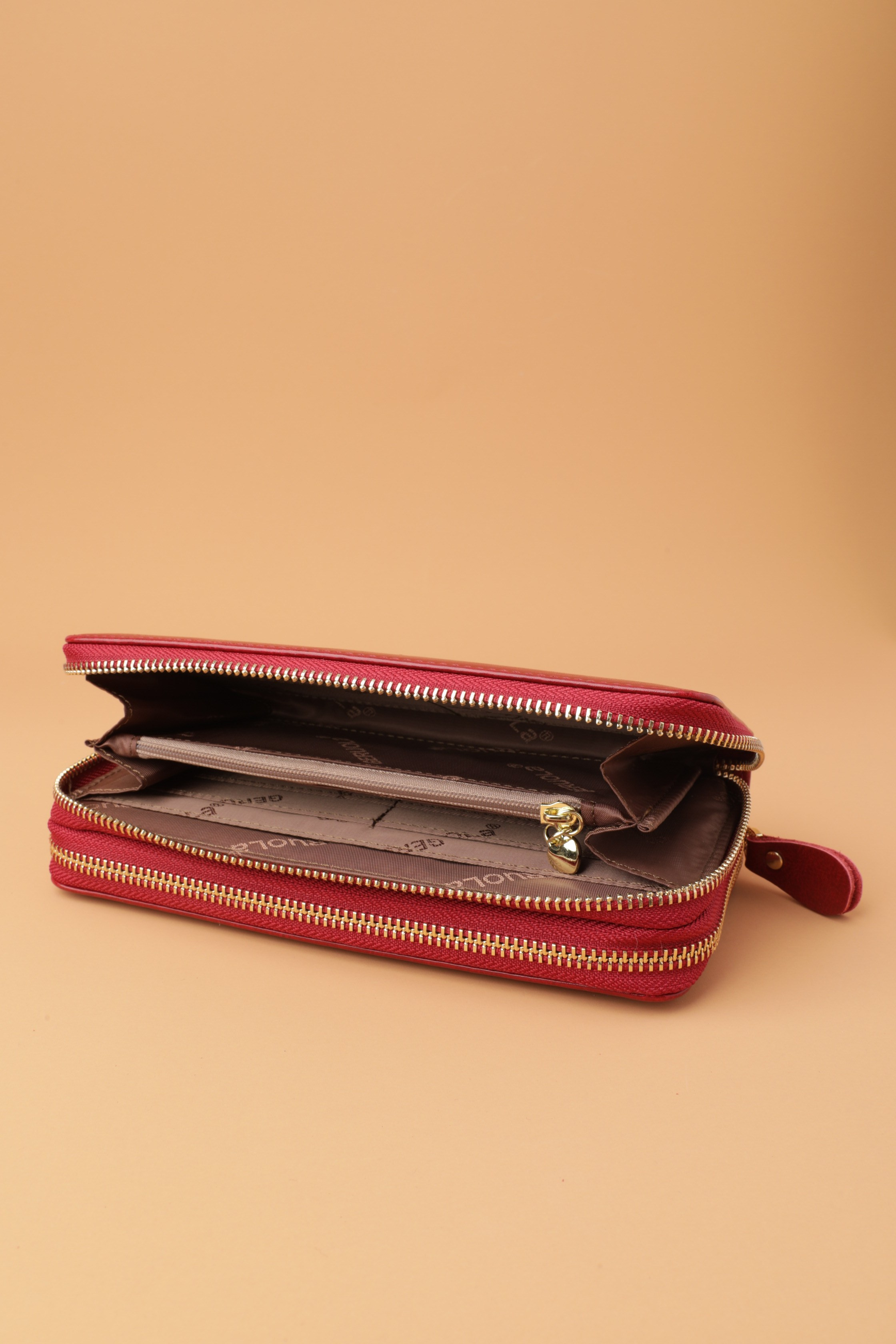 Кошелек женский. Фотостудия предметной и модельной съёмки для маркетплейсов