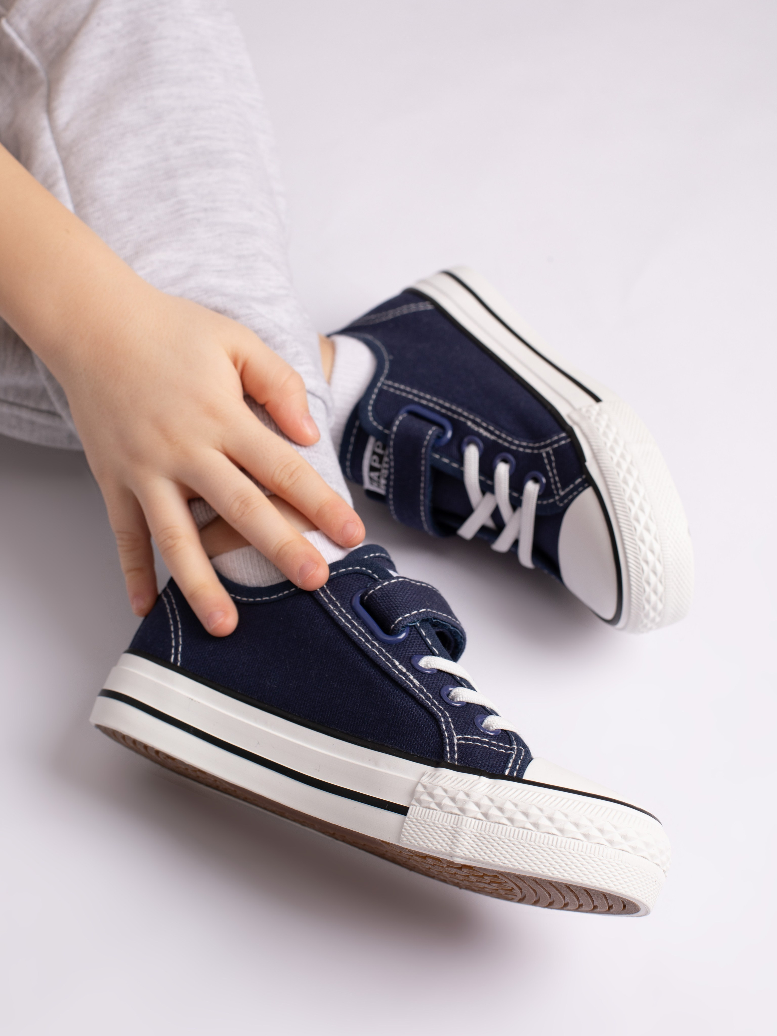 Детские кеды. Фотостудия предметной и модельной съёмки для маркетплейсов