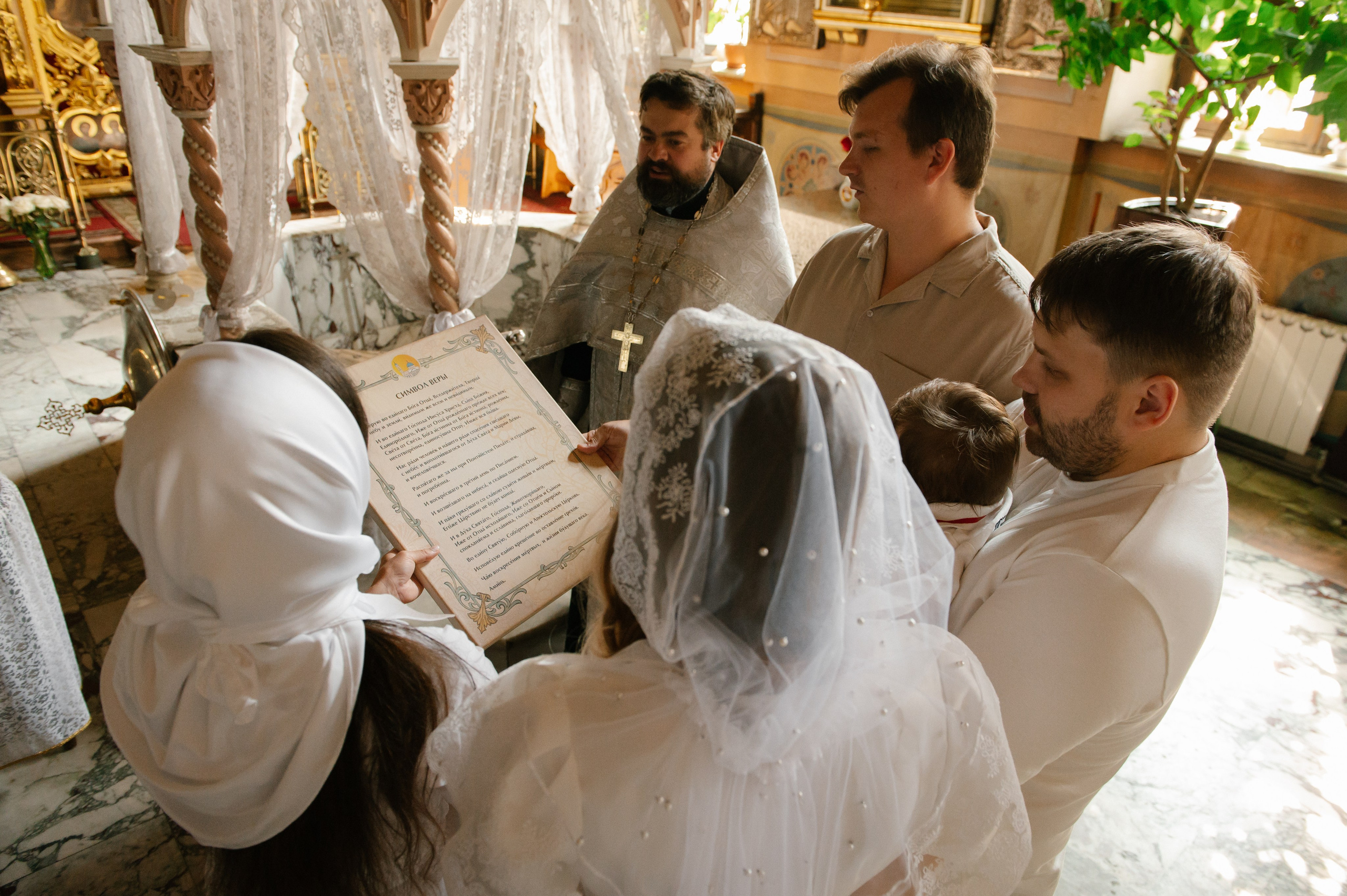 Фотограф на крещение. Фотосессия таинства крещения. Храм Воскресения Словущего в Даниловской Слободе. Семейный и свадебный фотограф в Москве Татьяна Николаева