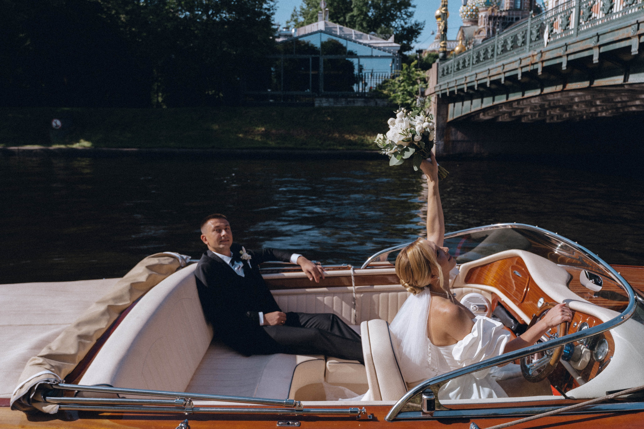 СВАДЕНБНАЯ СЬЕМКА НА КАТЕРЕ ПО КАНАЛАМ САНКТ-ПЕТЕРБУРГА И В АКВАТОРИИ НЕВЫ. Профессиональный фотограф, Санкт-Петербург — Виктория Богомолова